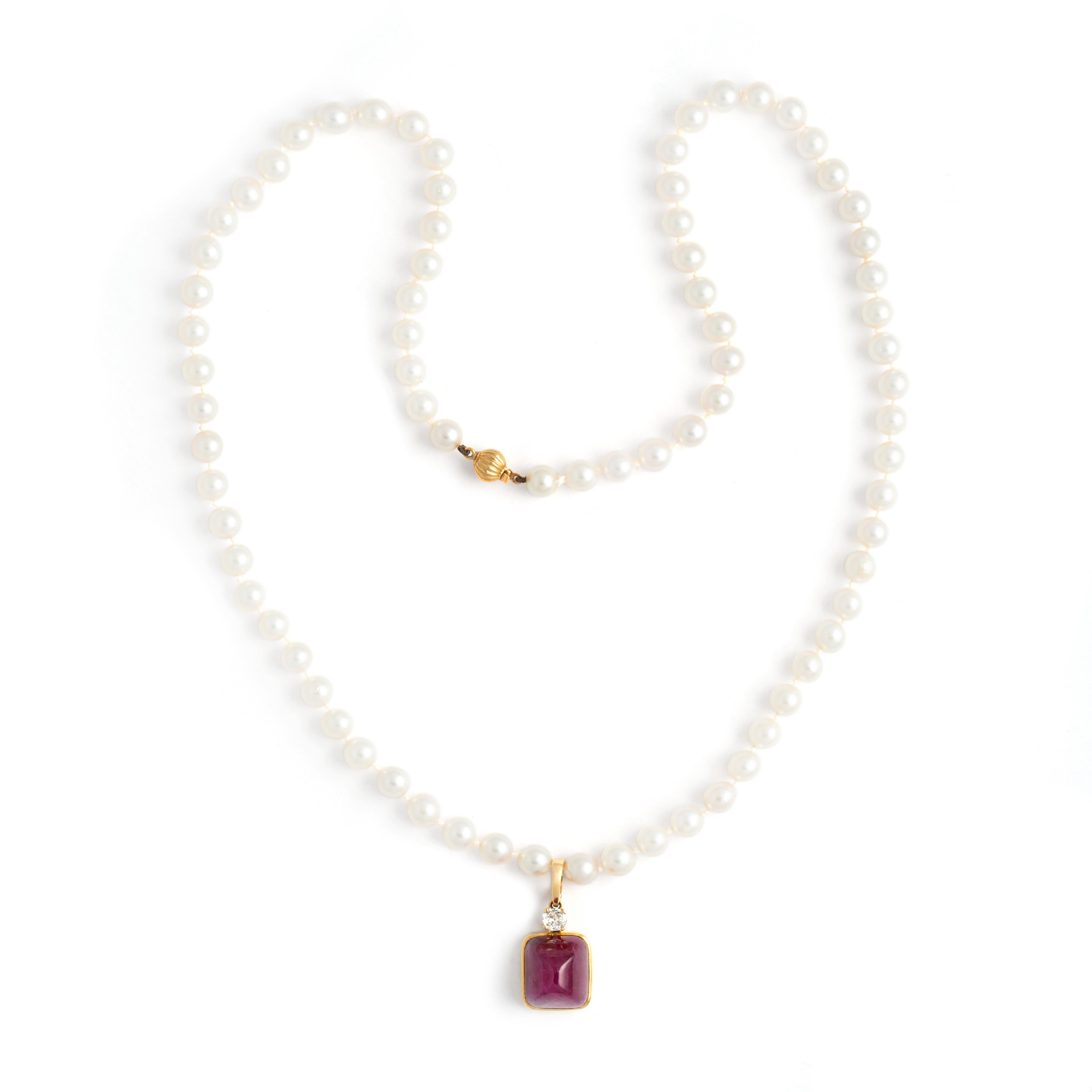 Women's or Men's 29.47 Carat Ruby and Pearl on Yellow Gold Necklace For Sale