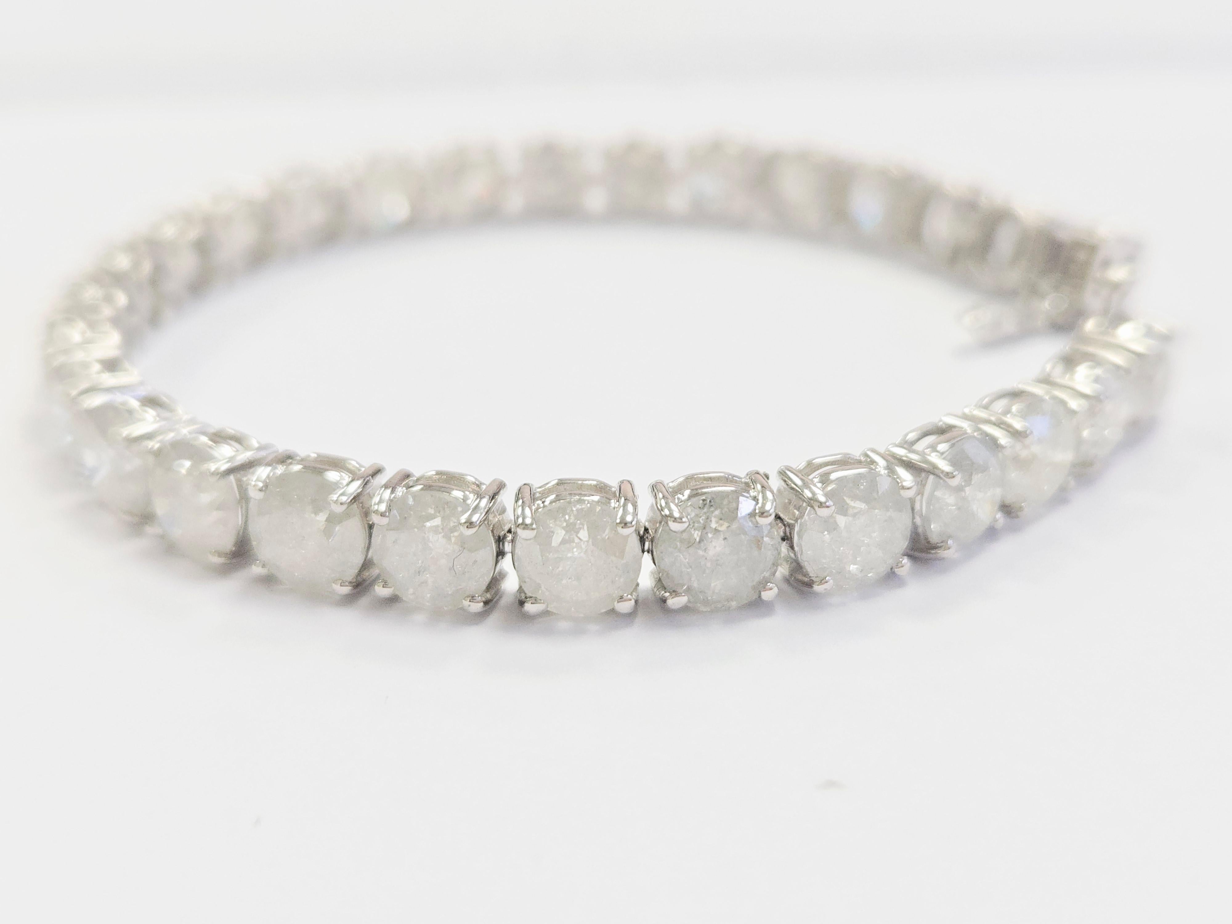 Bracelet de tennis en or blanc 14 carats et diamant naturel 29,48 carats

Attirez l'attention avec ce bracelet de tennis époustouflant qui met en valeur 29,48 carats de diamants ronds naturels taillés en brillant. Serti de manière experte dans un