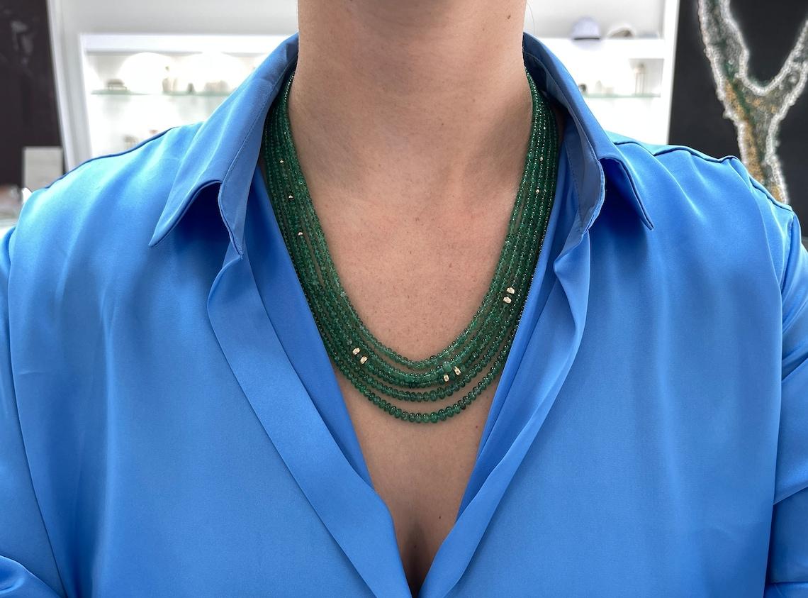 Eine wunderschöne mehrreihige Smaragdperlenkette. Diese schlichte und stilvolle Halskette besteht aus fünf Strängen mit polierten Rondellen aus Smaragdperlen. Diese Halskette ist 22 Zoll lang. Die Drapierung dieser Halskette ermöglicht es, die