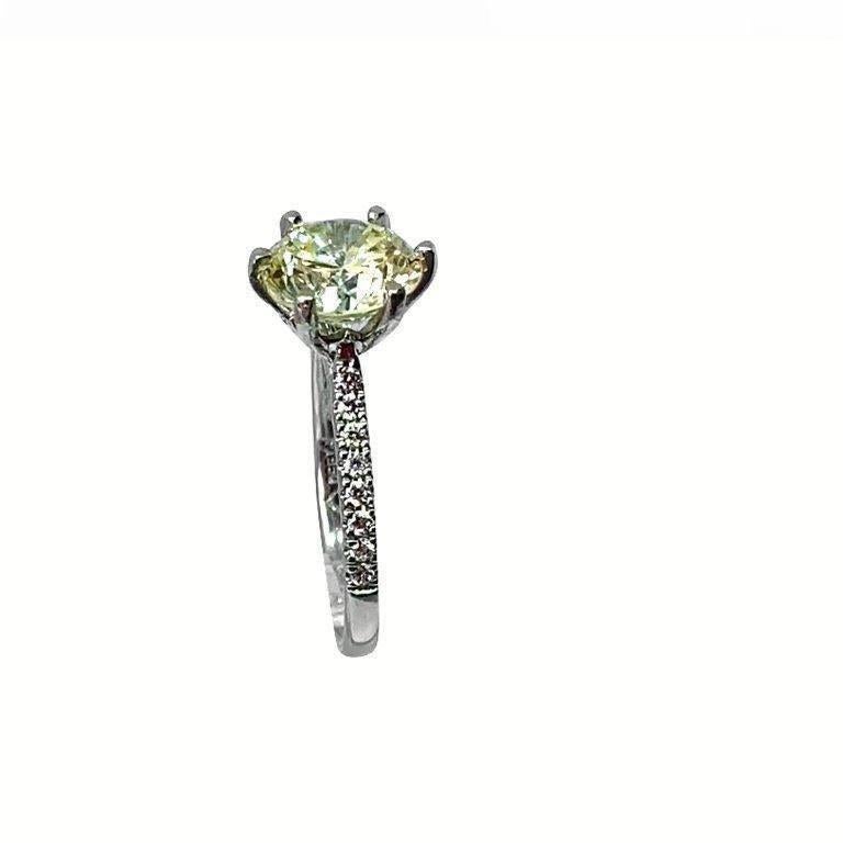 Modern 2.94ct certificated light yellow diamond set in platinum 6 claw mount and shank For Sale