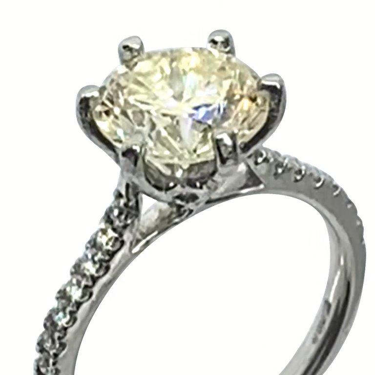 Round Cut 2.94ct certificated light yellow diamond set in platinum 6 claw mount and shank For Sale
