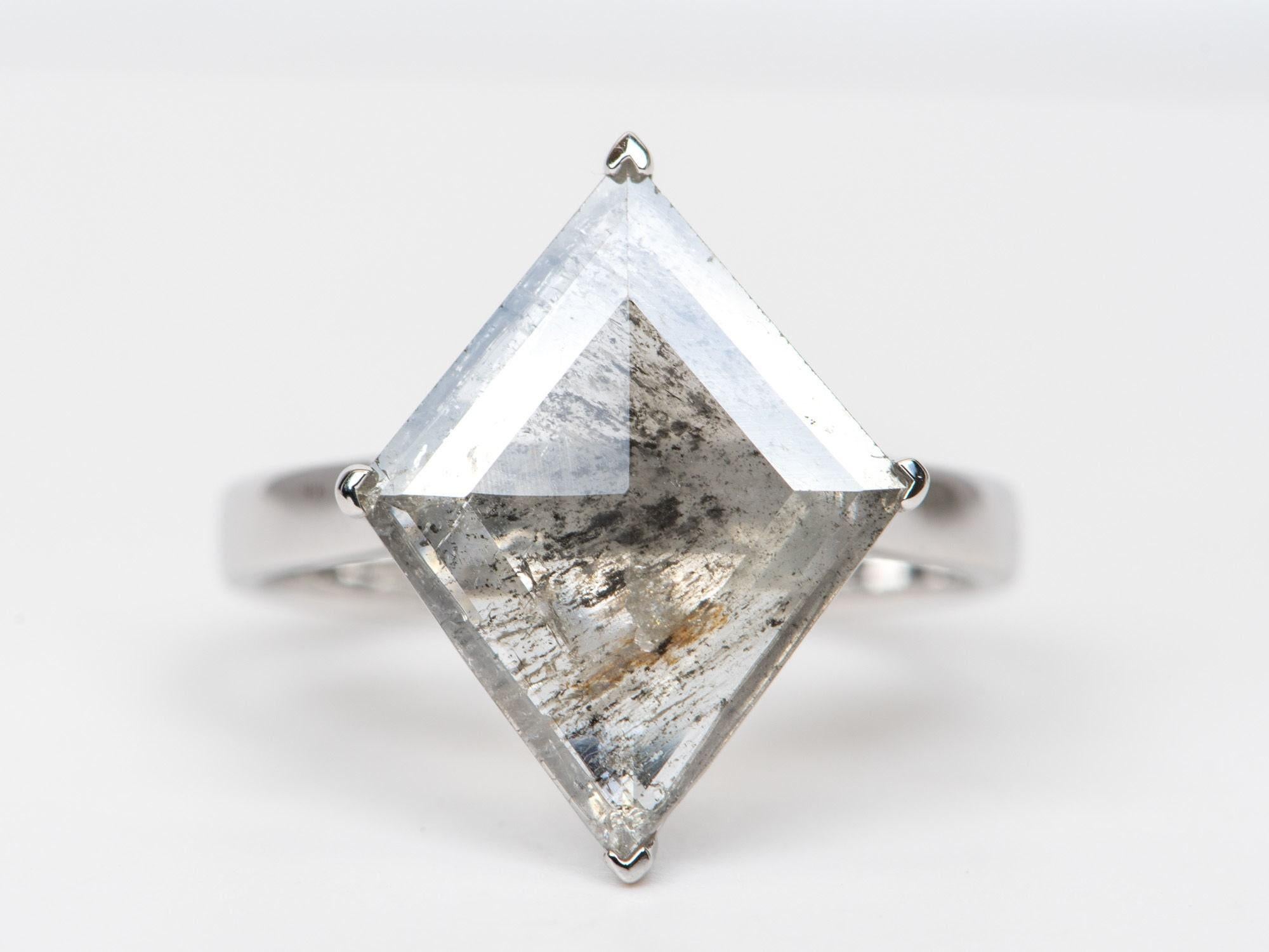

Verlobungsring aus 14 Karat Weißgold mit 2,94 Karat Salz- und Pfeffer-Diamant in Drachenform
Ring aus massivem 14-karätigem Weißgold, besetzt mit einem schönen kiteförmigen Diamanten
Wunderschöne salz- und pfeffergraue Farbe!
Der Artikel misst