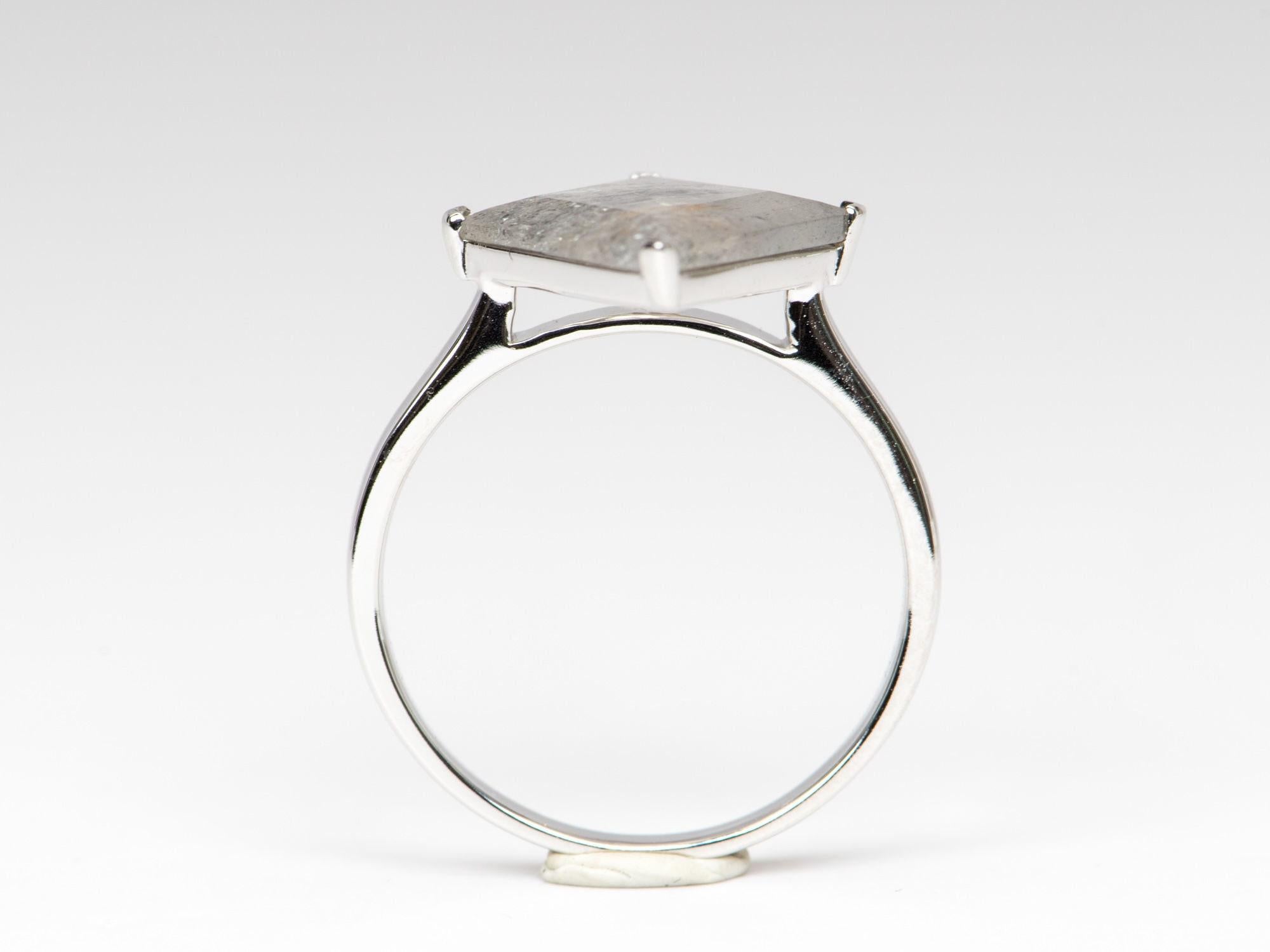 2,94 Karat Salz- und Pfeffer-Diamant 14K Weißgold Verlobungsring R6288 in Drachenform im Zustand „Neu“ in Osprey, FL