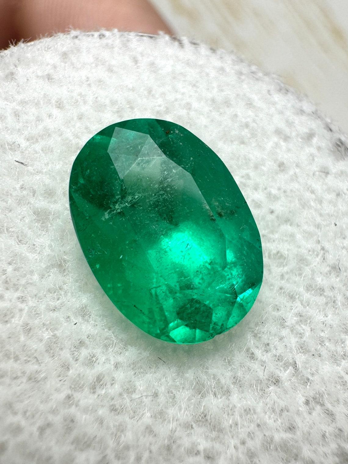 A. Stone: Smeraldo
Peso: 2,95 carati
Forma: Taglio ovale
Chiarezza: Semi-trasparente
Lucentezza: Molto buono
Colore: verde
Misure: 10,72 mm x 7,72 mm x 6,51 mm
Origine geografica: Colombia
Trattamento: Naturale, oliatura

Commenti: A causa delle