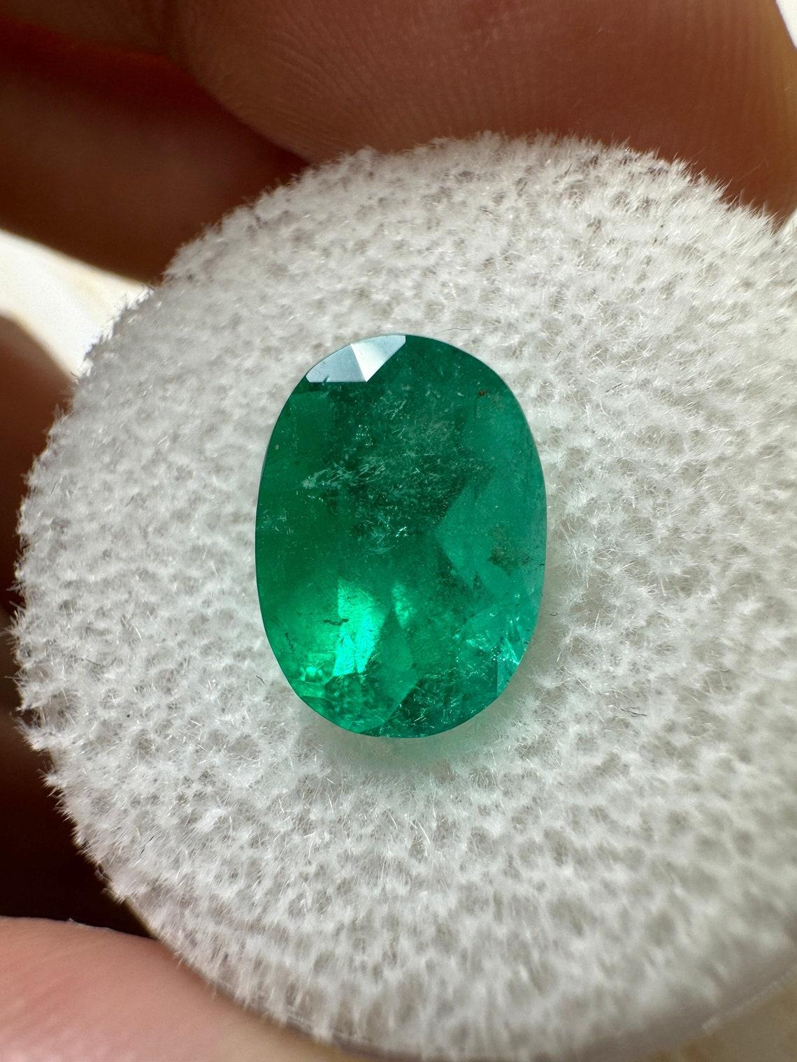 Moderno 2,95 Carati 11x8 Smeraldo colombiano verde semitrasparente - Ovale  Gemma di maggio in vendita
