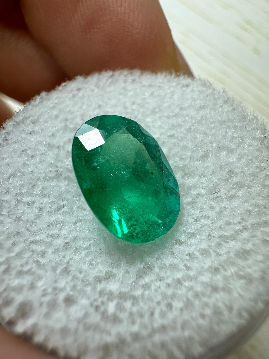 Taglio ovale 2,95 Carati 11x8 Smeraldo colombiano verde semitrasparente - Ovale  Gemma di maggio in vendita