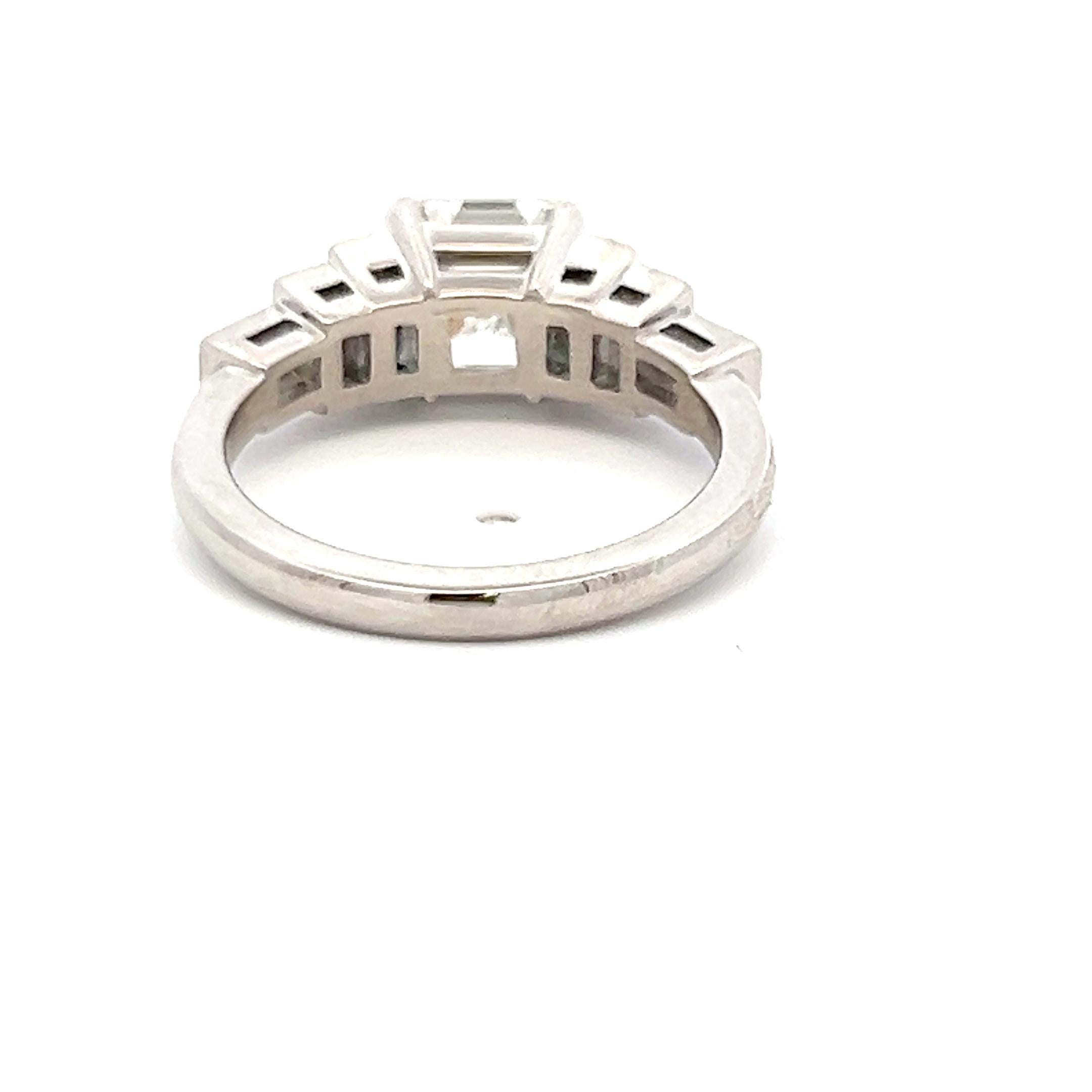 Taille Asscher Bague de fiançailles en platine de 2,95 carats avec des diamants de taille Asscher et de forme Baguette en vente