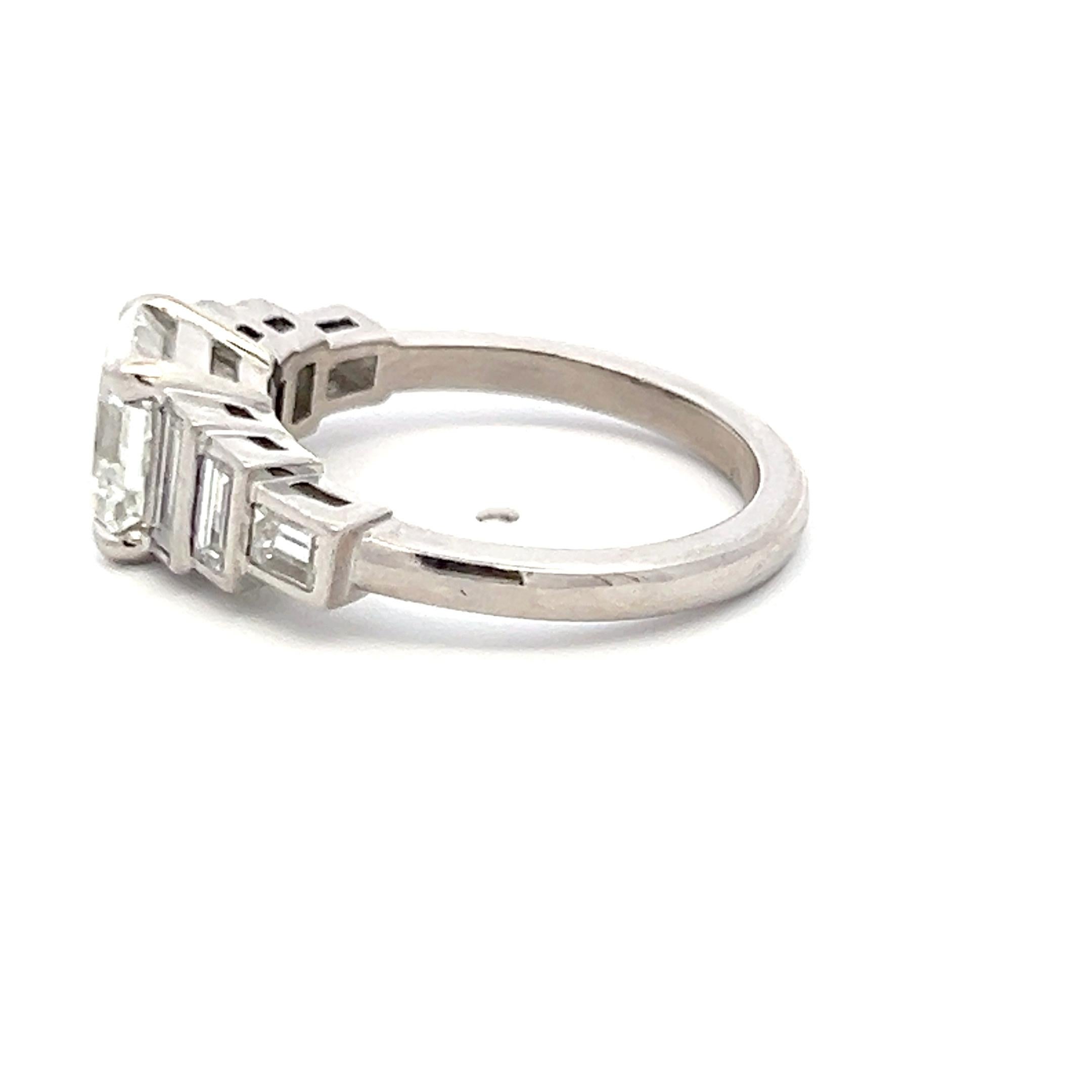 Bague de fiançailles en platine de 2,95 carats avec des diamants de taille Asscher et de forme Baguette Bon état - En vente à New York, NY