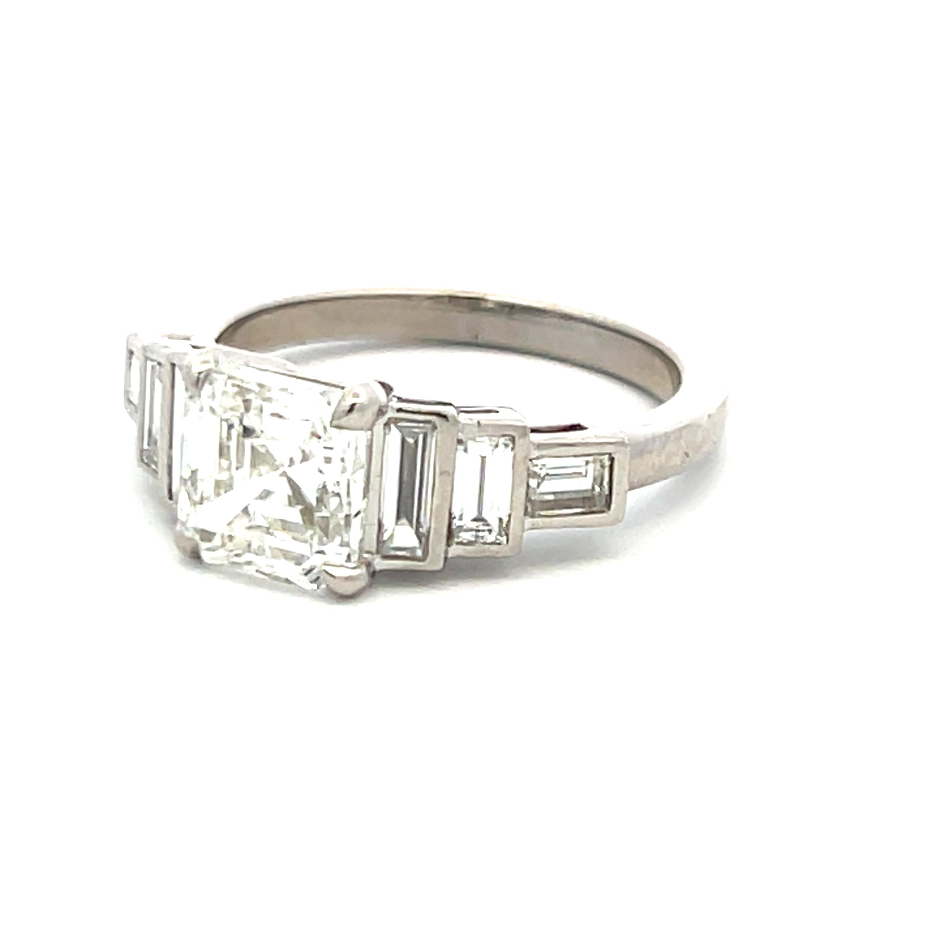 Bague de fiançailles en platine de 2,95 carats avec des diamants de taille Asscher et de forme Baguette en vente 1