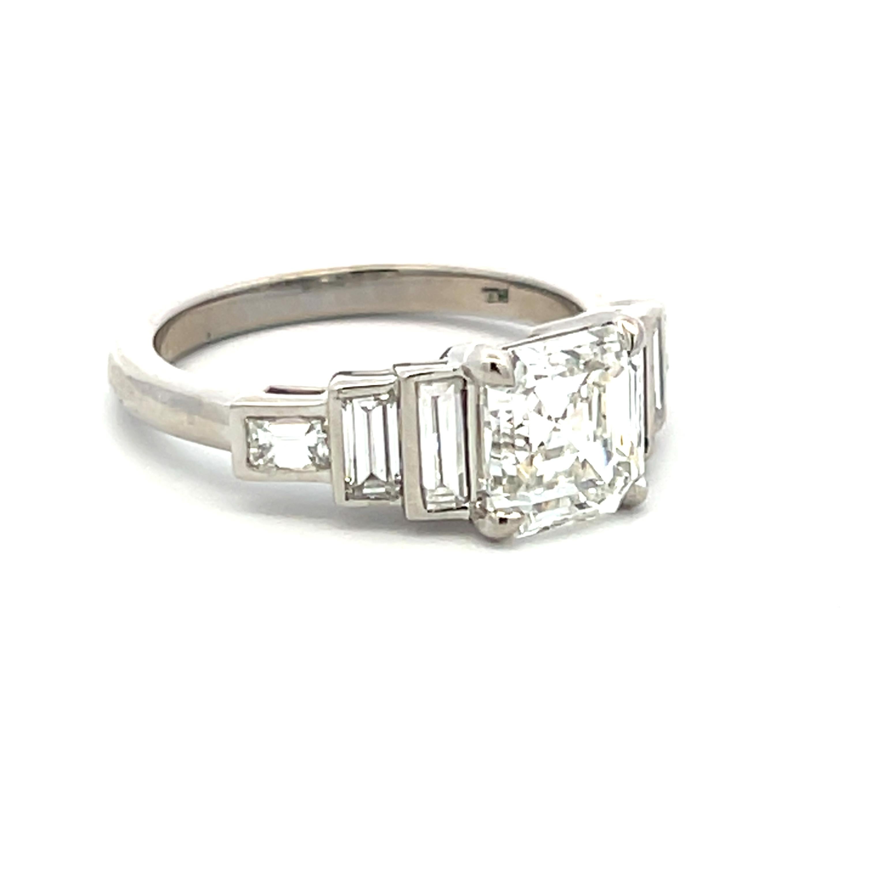 Bague de fiançailles en platine de 2,95 carats avec des diamants de taille Asscher et de forme Baguette en vente 2