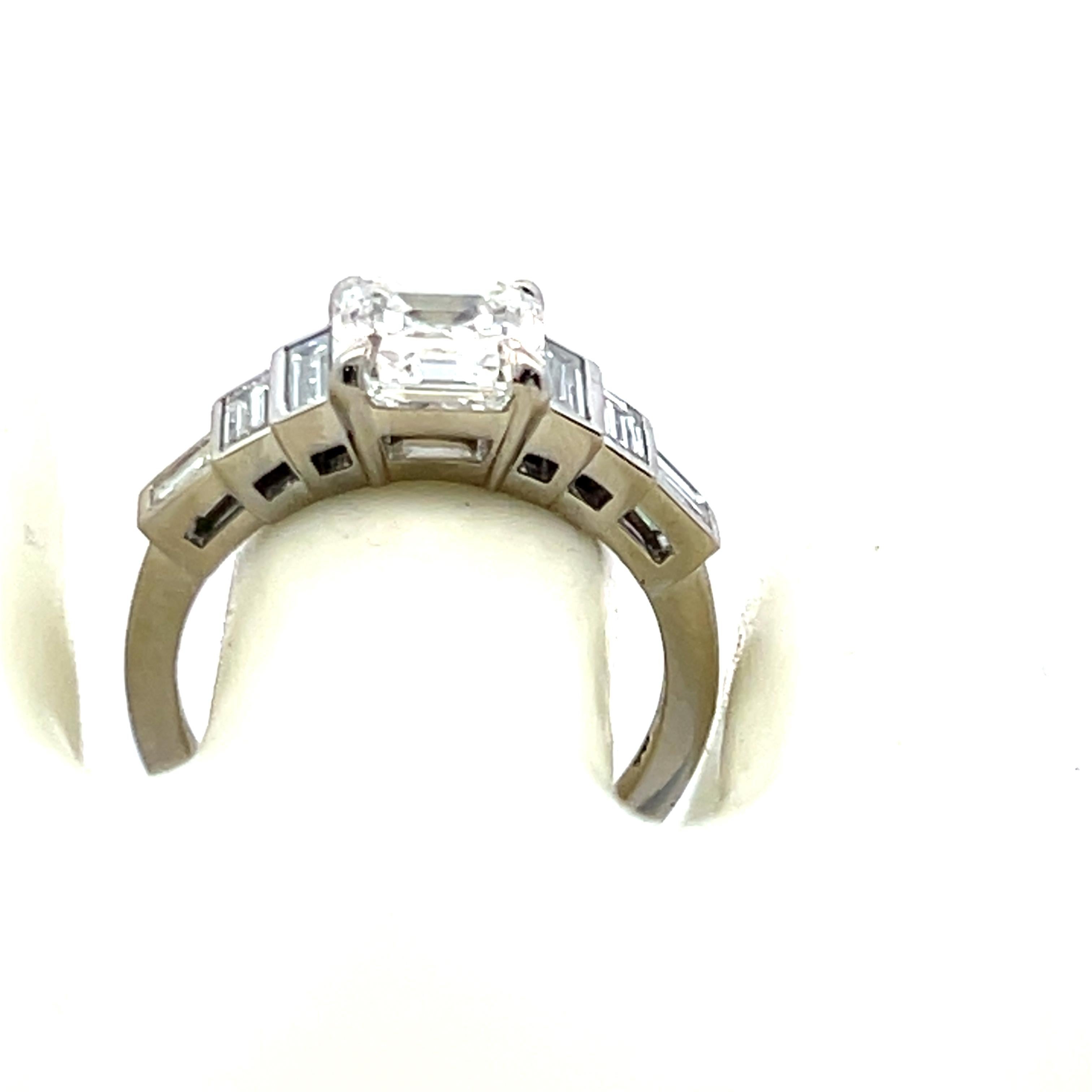 Bague de fiançailles en platine de 2,95 carats avec des diamants de taille Asscher et de forme Baguette en vente 3