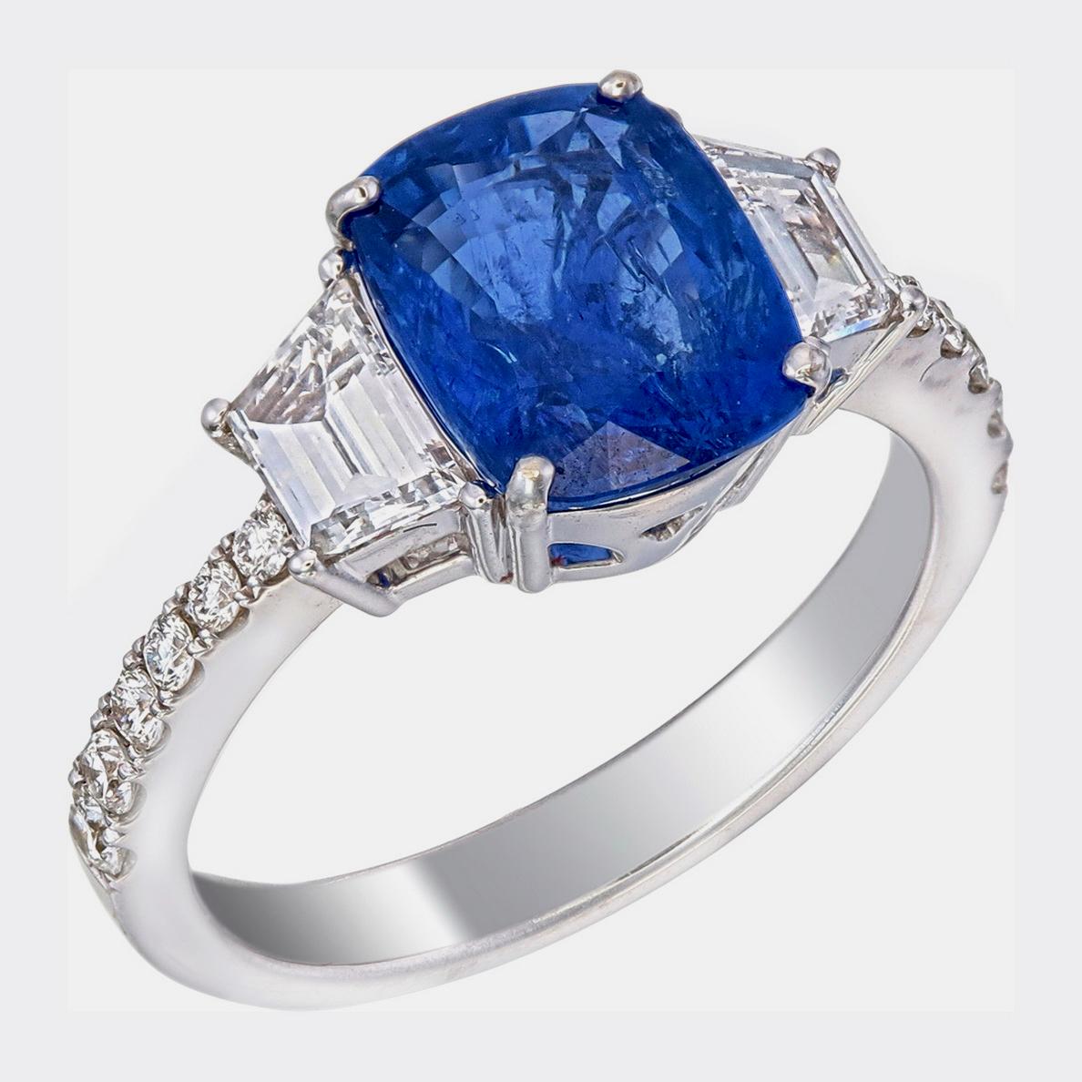 L'elegante anello di REWA jewels è realizzato in oro bianco a 18 carati.

Il pezzo centrale è costituito da un vibrante zaffiro blu con taglio a cuscino del peso di 2,95 carati circa.

L'anello è impreziosito da sei diamanti di forma rotonda del