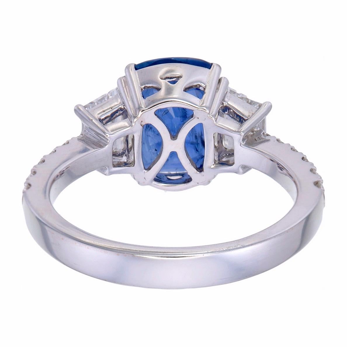 Taglio cuscino Anello con zaffiro blu e diamante da 2,95 carati in oro bianco da 18 carati in vendita