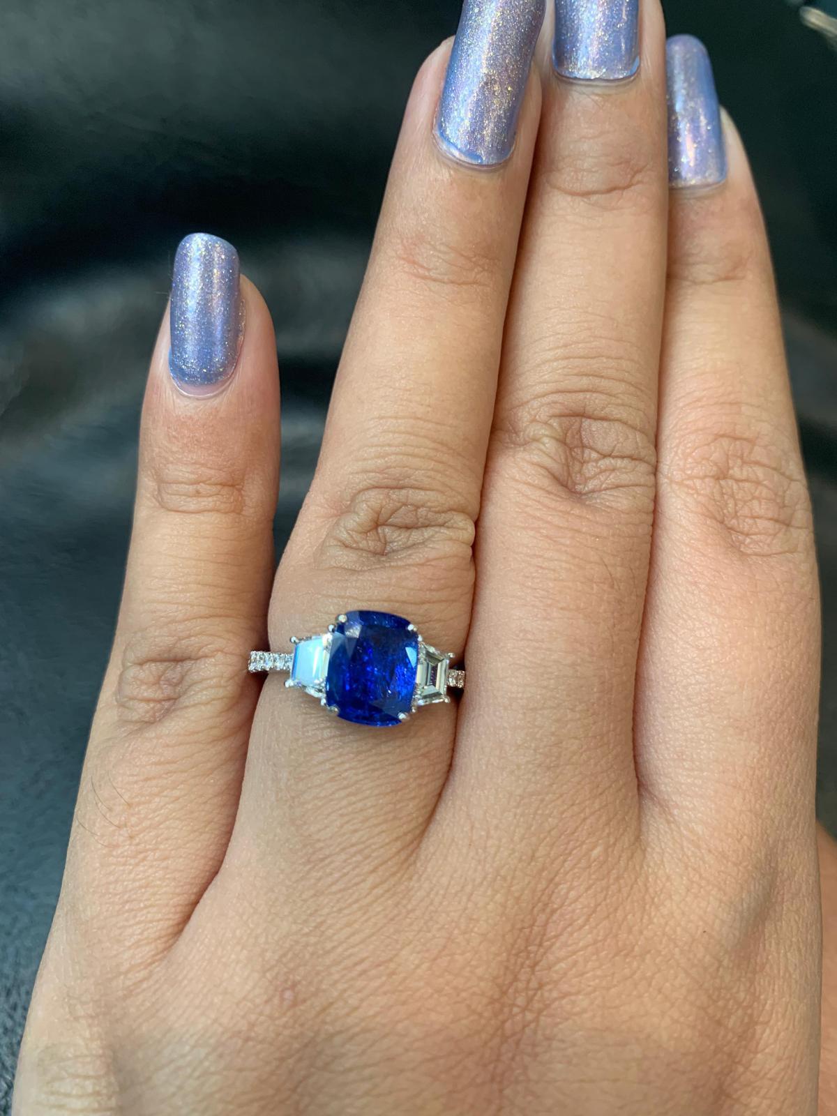 Anello con zaffiro blu e diamante da 2,95 carati in oro bianco da 18 carati In condizioni Nuovo in vendita a Bangkok, TH
