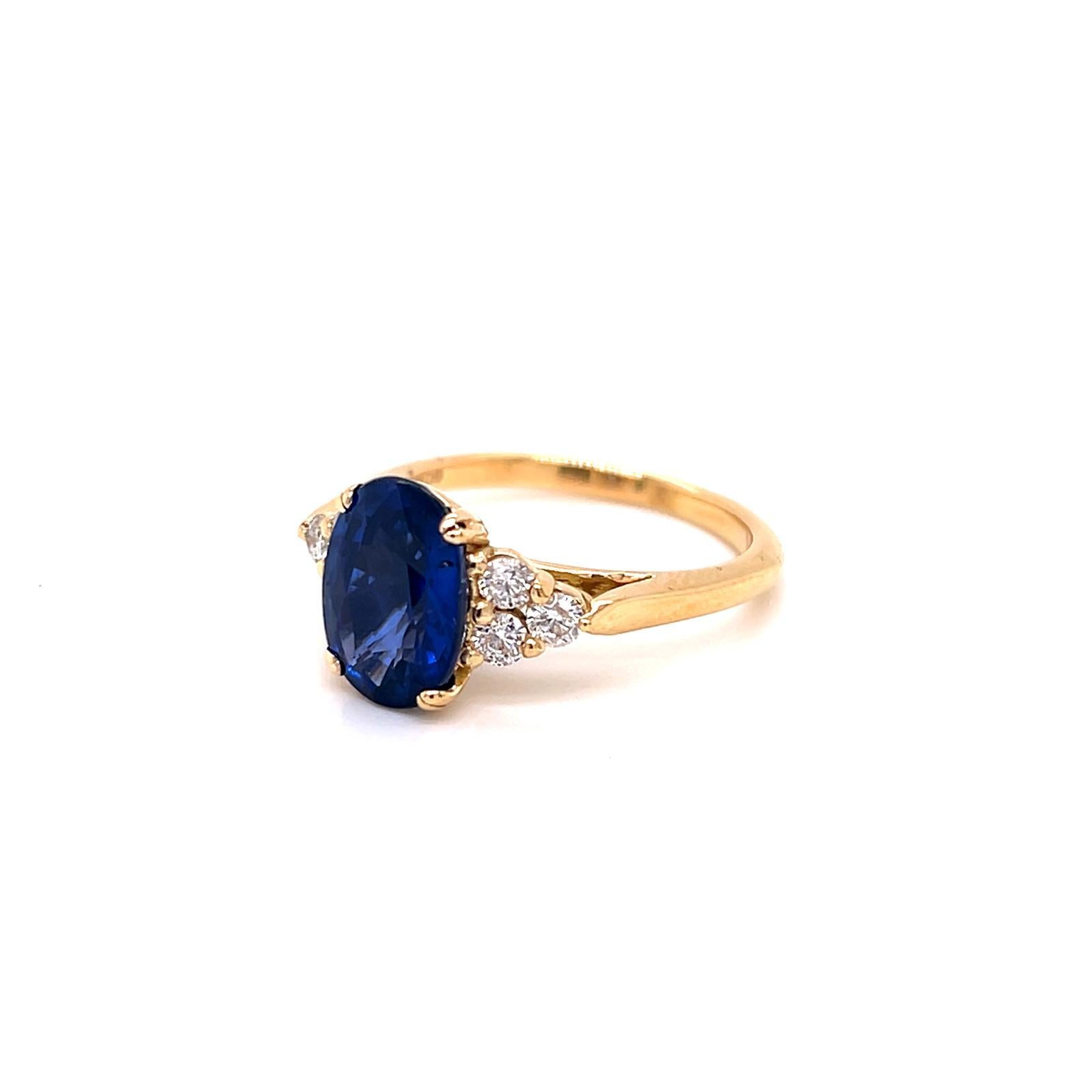 2.95 Carat Blue Sapphire and Diamond Seven Stone Ring set in 18K Yellow Gold (Bague à sept pierres en or jaune 18K) Neuf - En vente à London, GB