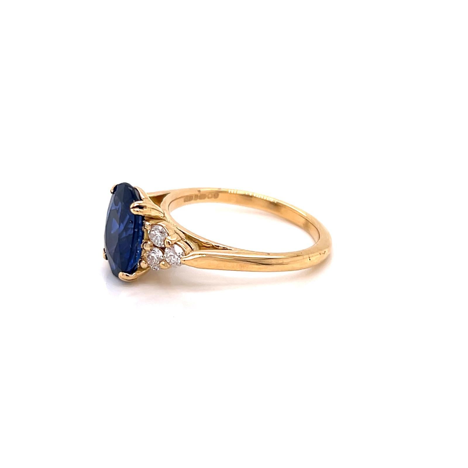 2.95 Carat Blue Sapphire and Diamond Seven Stone Ring set in 18K Yellow Gold (Bague à sept pierres en or jaune 18K) Pour femmes en vente