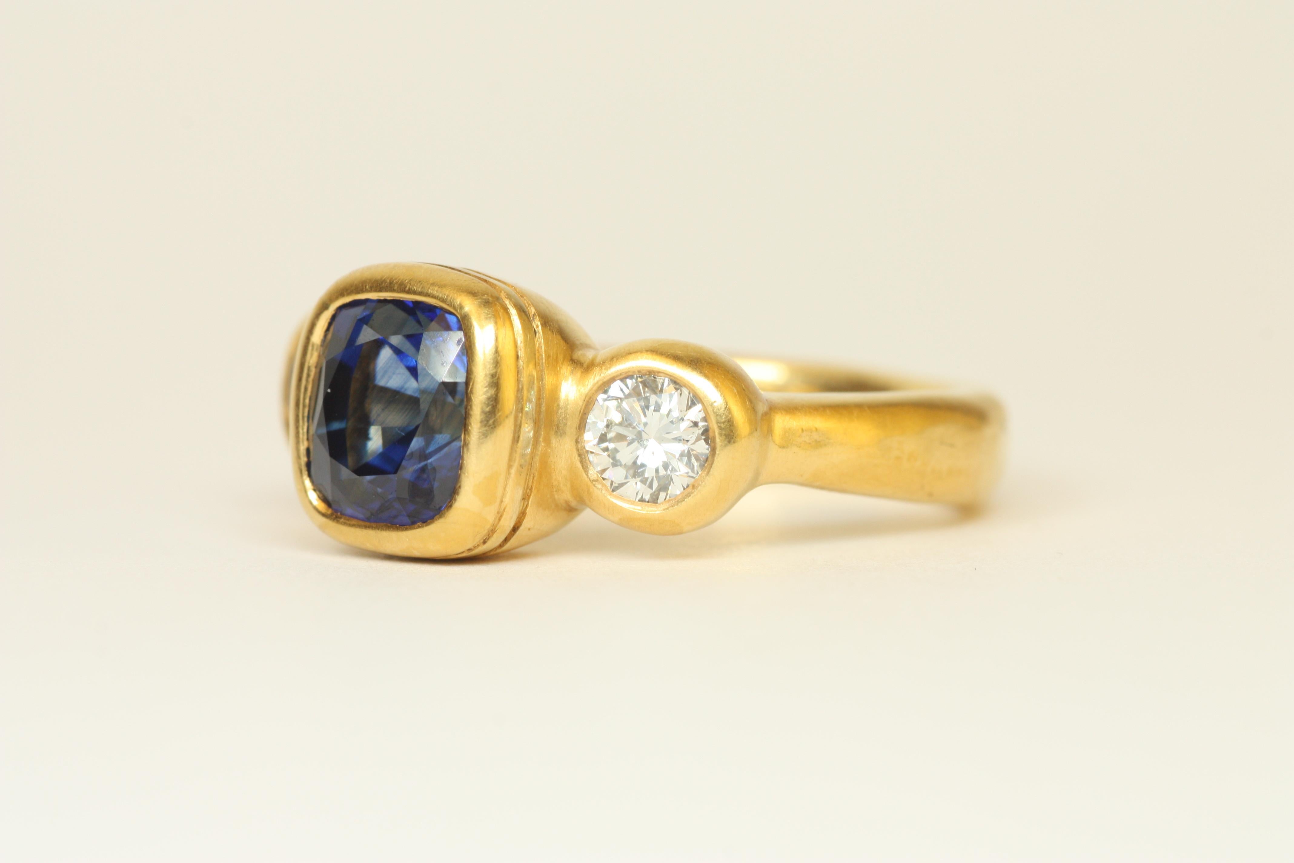 Moderne Bague 3 pierres en or 22 carats 2,95 carats saphir bleu taille coussin et 0,56 carats diamant en vente