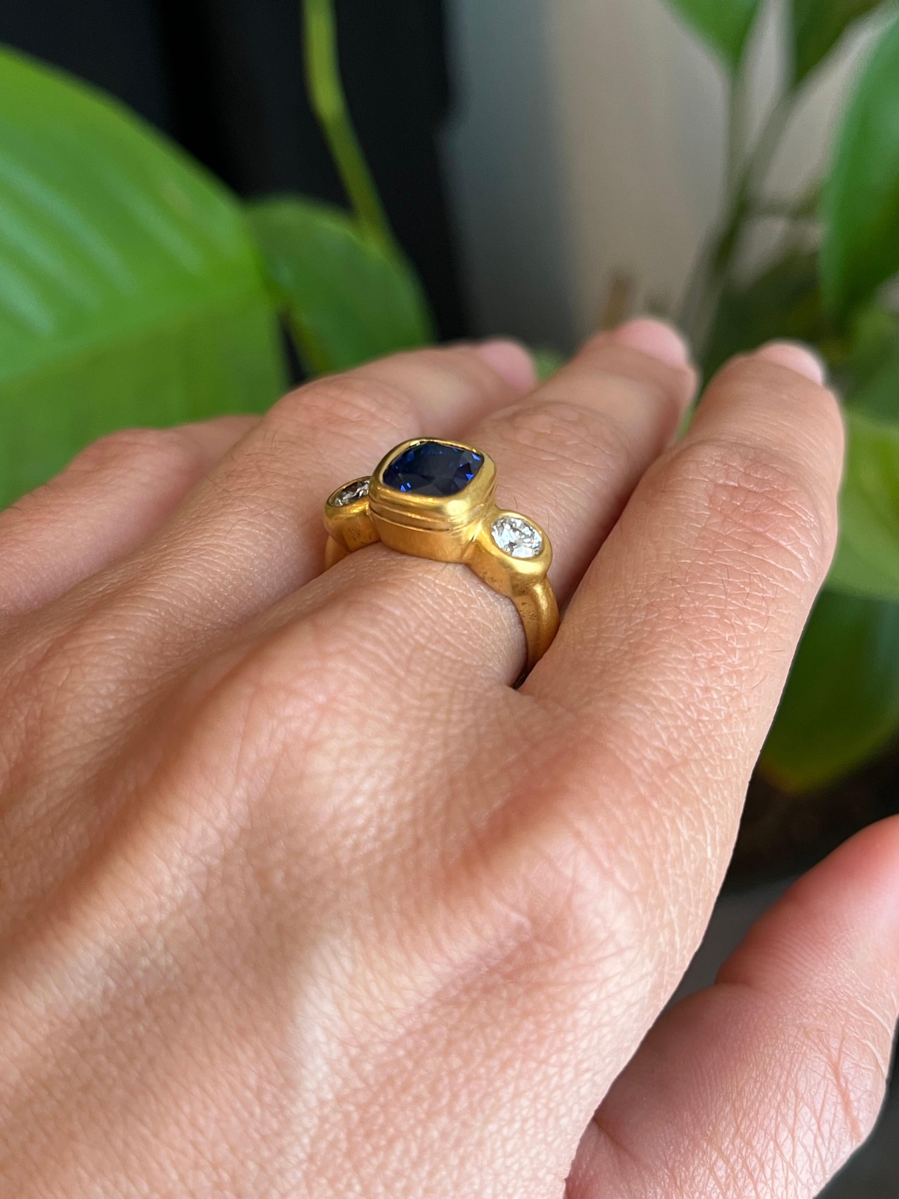 Moderne Bague 3 pierres en or 22 carats 2,95 carats saphir bleu taille coussin et 0,56 carats diamant en vente