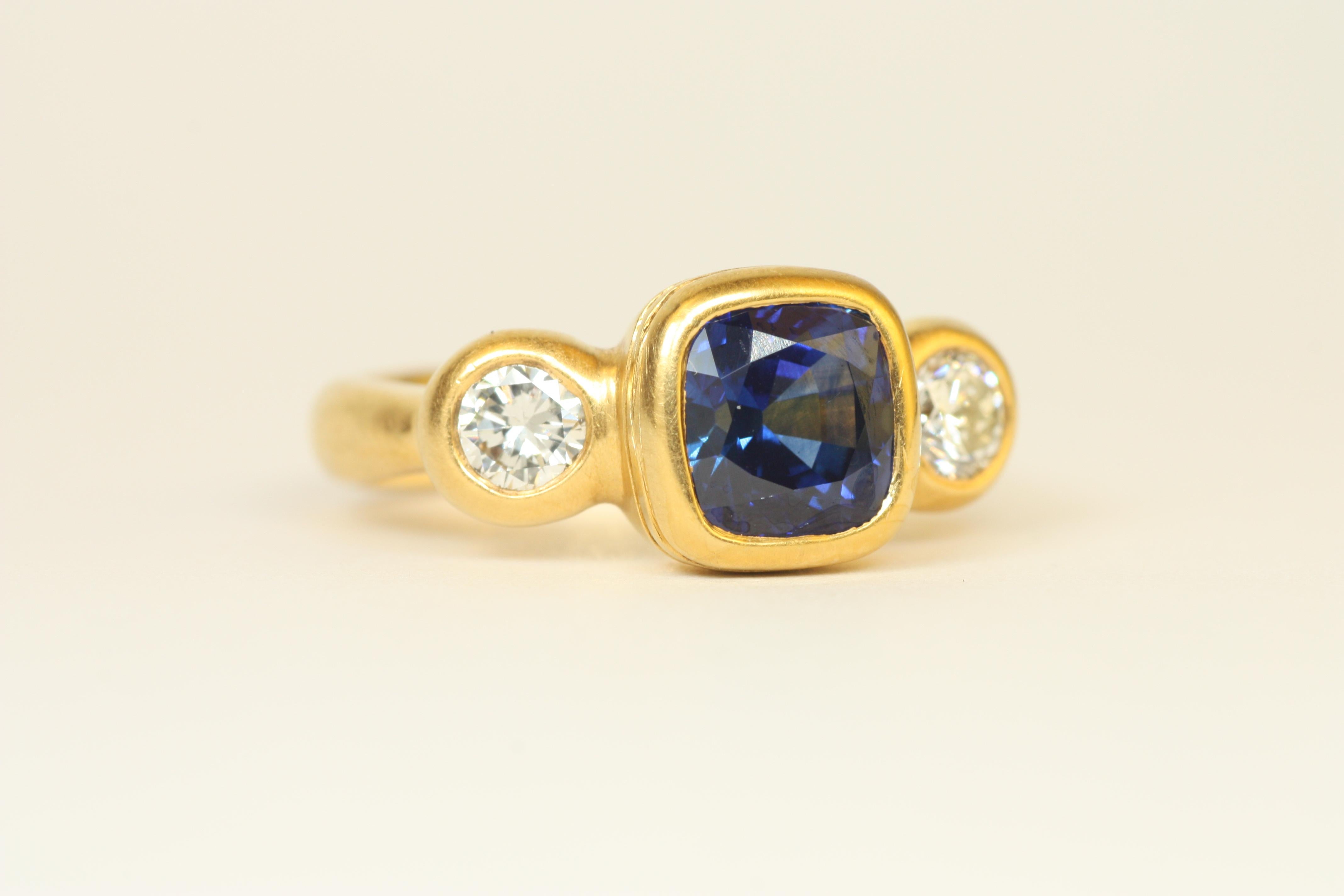 Taille coussin Bague 3 pierres en or 22 carats 2,95 carats saphir bleu taille coussin et 0,56 carats diamant en vente