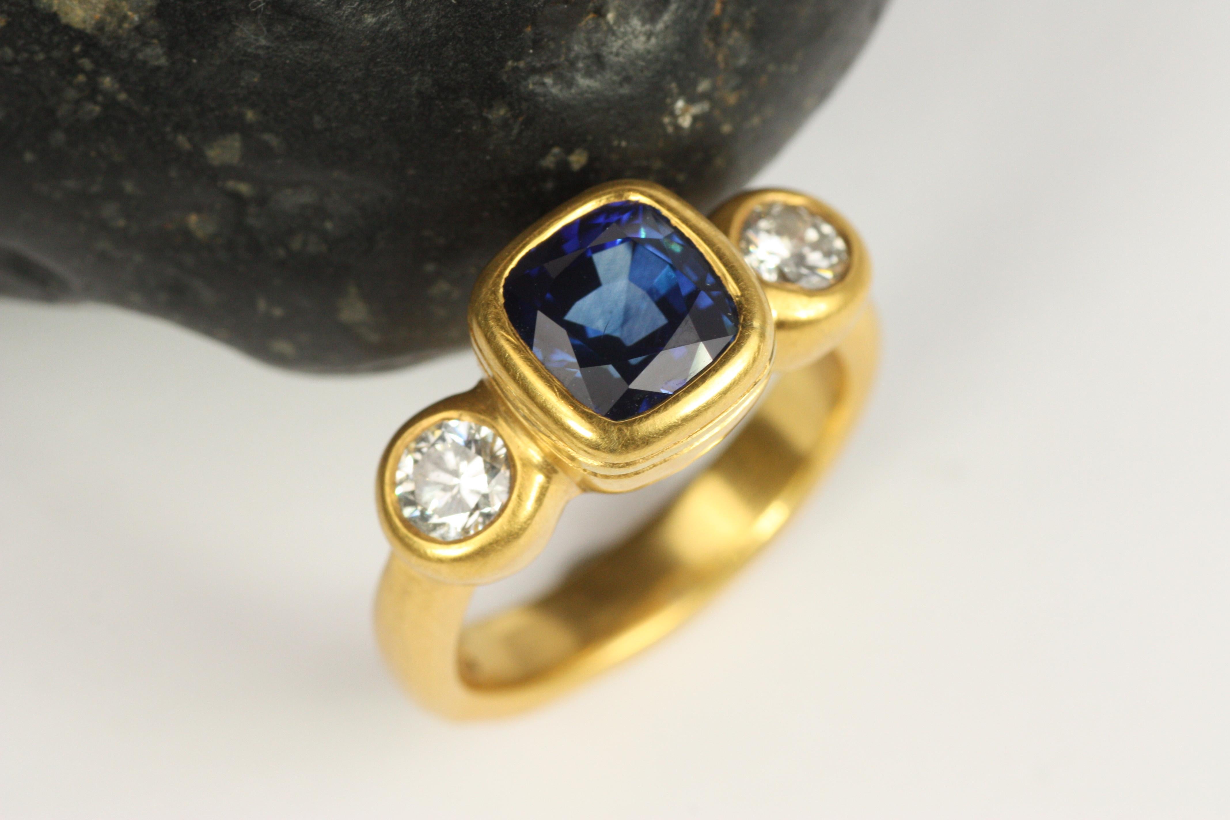 Taille coussin Bague 3 pierres en or 22 carats 2,95 carats saphir bleu taille coussin et 0,56 carats diamant en vente