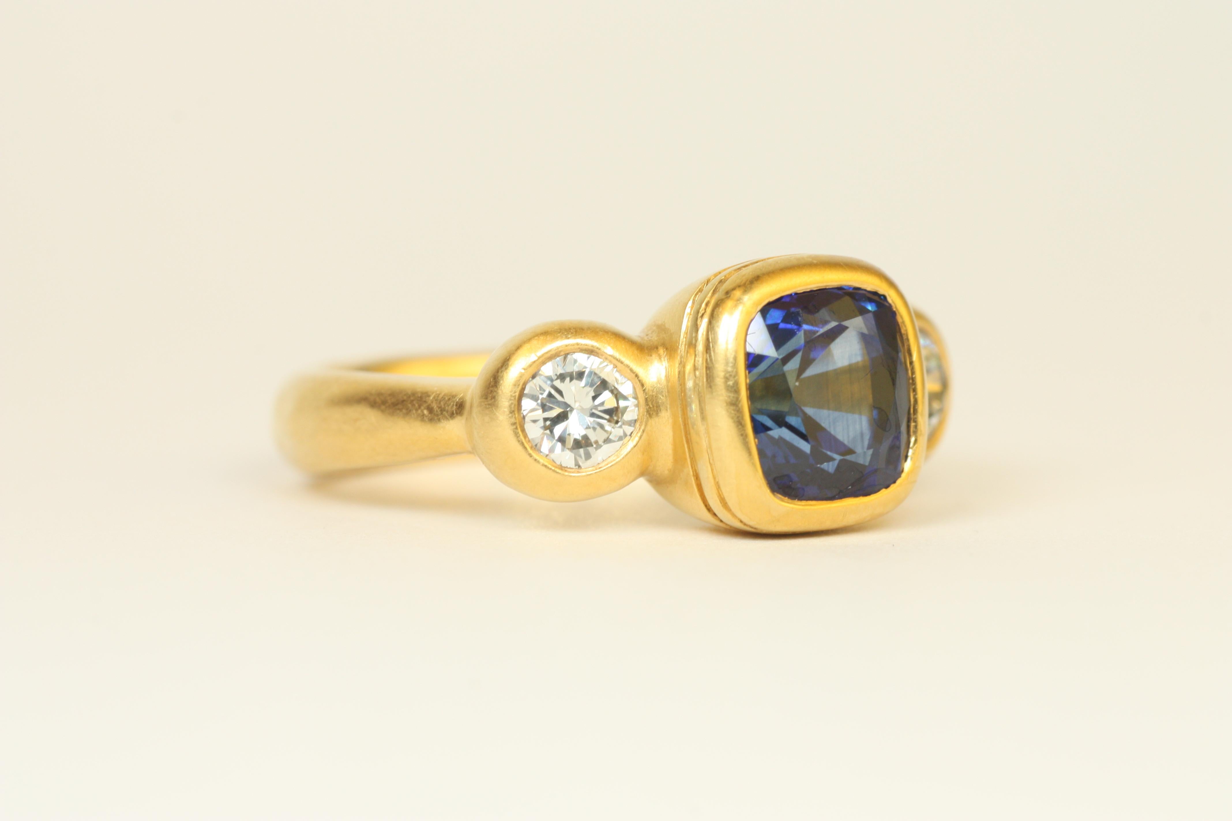 Bague 3 pierres en or 22 carats 2,95 carats saphir bleu taille coussin et 0,56 carats diamant Neuf - En vente à Santa Monica, CA