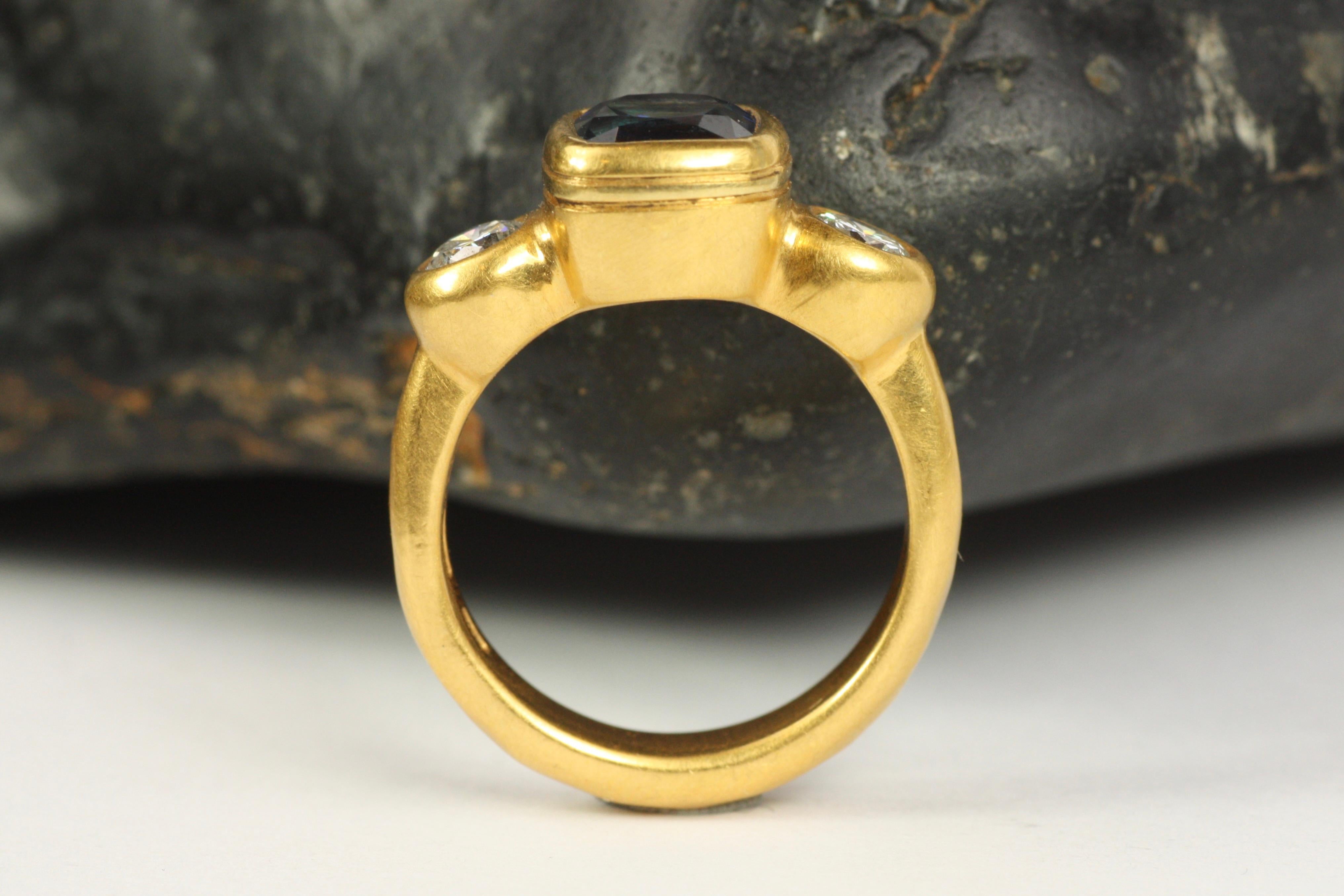 Bague 3 pierres en or 22 carats 2,95 carats saphir bleu taille coussin et 0,56 carats diamant en vente 3