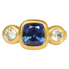 2,95 Karat blauer Saphir im Kissenschliff & 0,56 Karat Diamant 22K Gold 3-Stein-Ring mit Kissenschliff