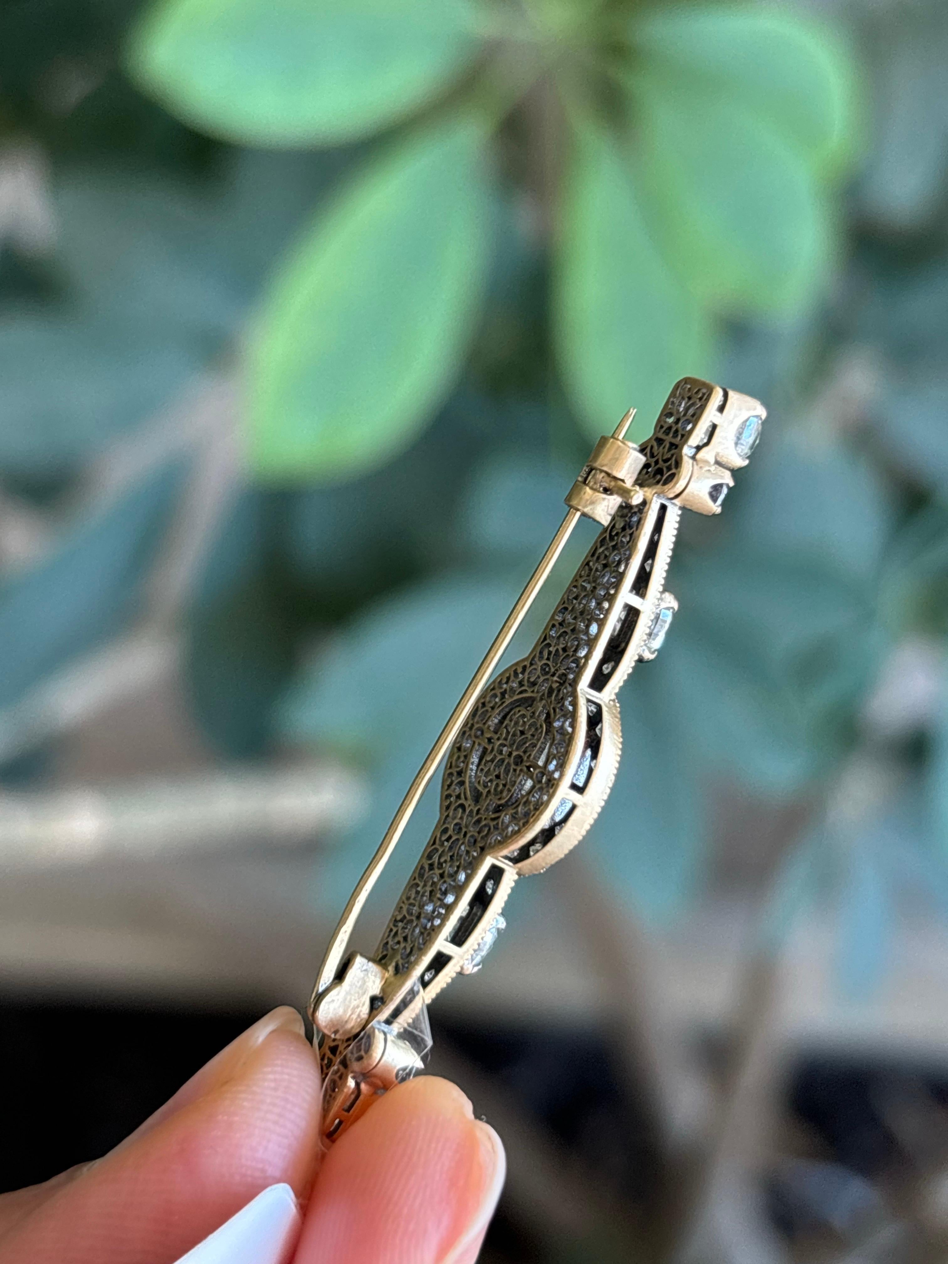 Art Deco 2.95 Carat Diamond and 18K Gold Brooch Pin For Sale