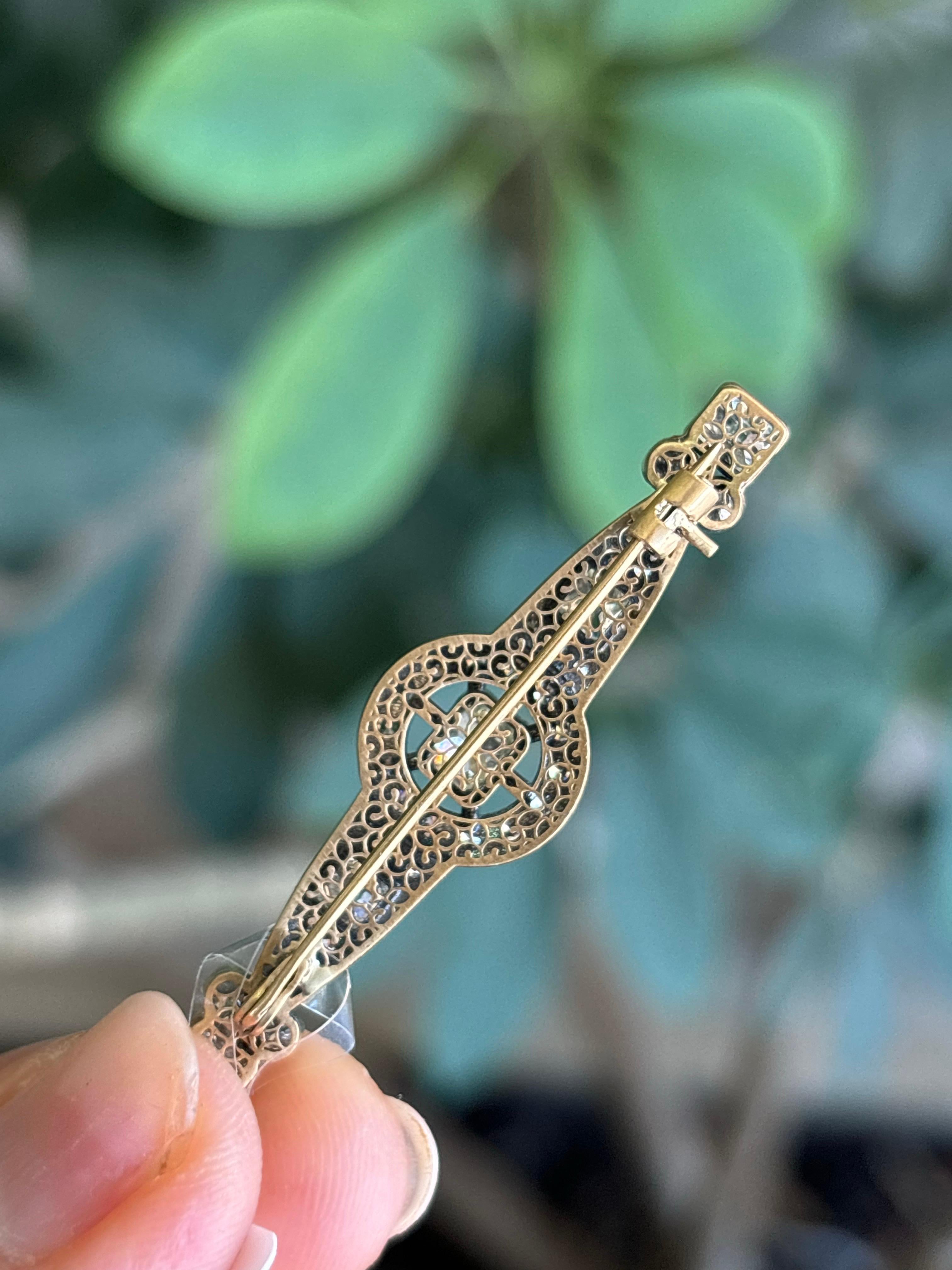 2.95 Carat Diamond and 18K Gold Brooch Pin In New Condition For Sale In Bangkok, Thailand