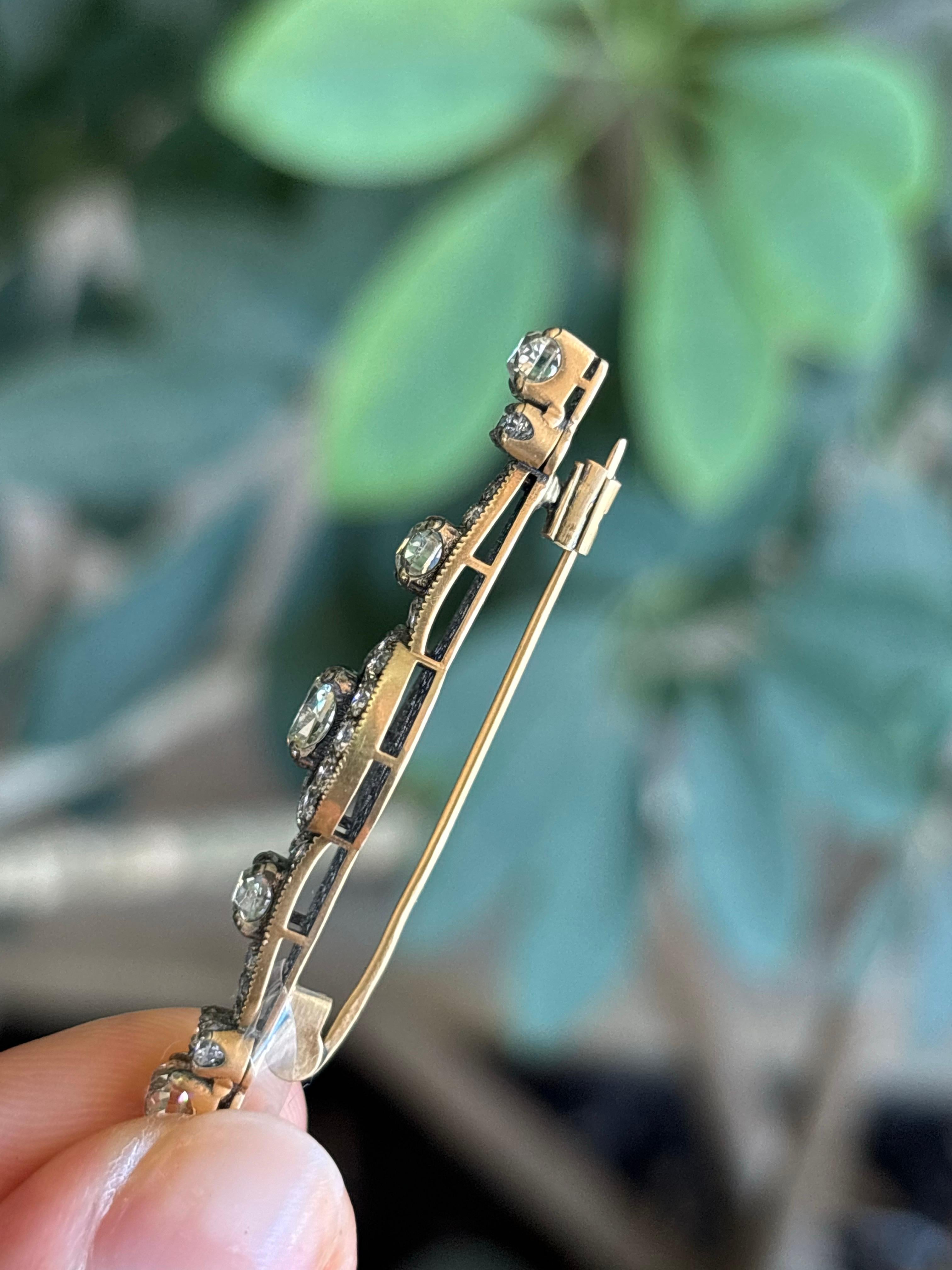Women's 2.95 Carat Diamond and 18K Gold Brooch Pin For Sale