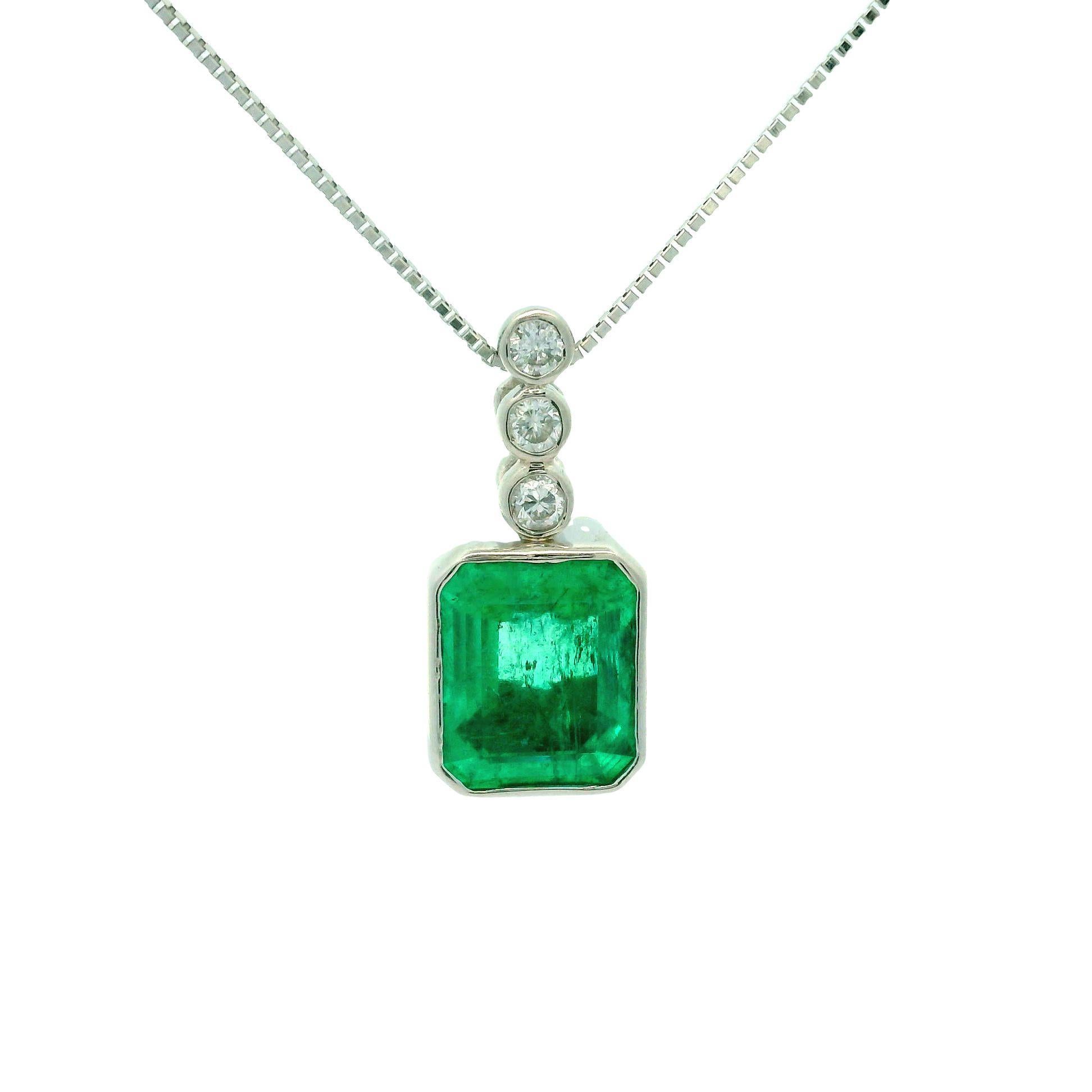 2.95 Carat Emerald Diamond Platinum Pendant In New Condition For Sale In Beverly Hills, CA