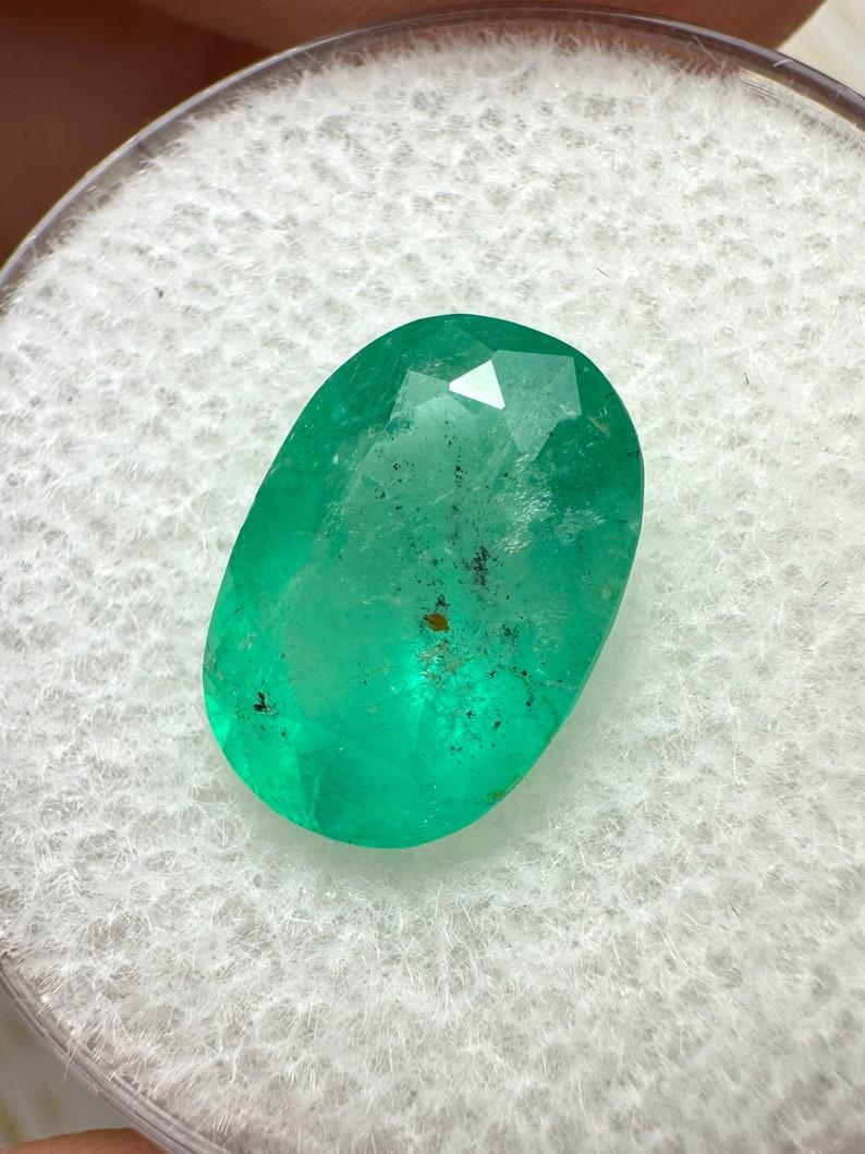 Piedra: Esmeralda
Peso: 2,95 quilates
Forma: Corte Oval
Claridad: Semitransparente
Lustre: Muy bueno-Bueno
Color: Verde medio
Medidas: 11,30 mm x 8,09 mm x 5,75 mm
Origen geográfico: Colombia
Tratamiento: Natural, Engrasado

Observaciones: Debido a