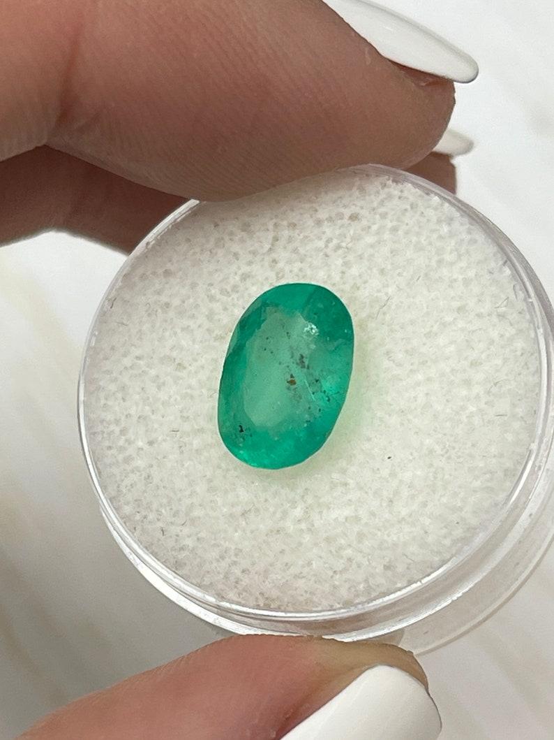 2,95 Quilates Esmeralda Colombiana Verde Medio Pecosa Talla Oval - Gema Natal de Mayo en Nuevo estado para la venta en Jupiter, FL