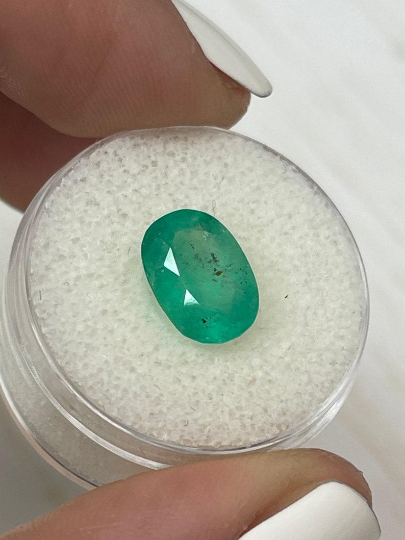2,95 Quilates Esmeralda Colombiana Verde Medio Pecosa Talla Oval - Gema Natal de Mayo en venta 1