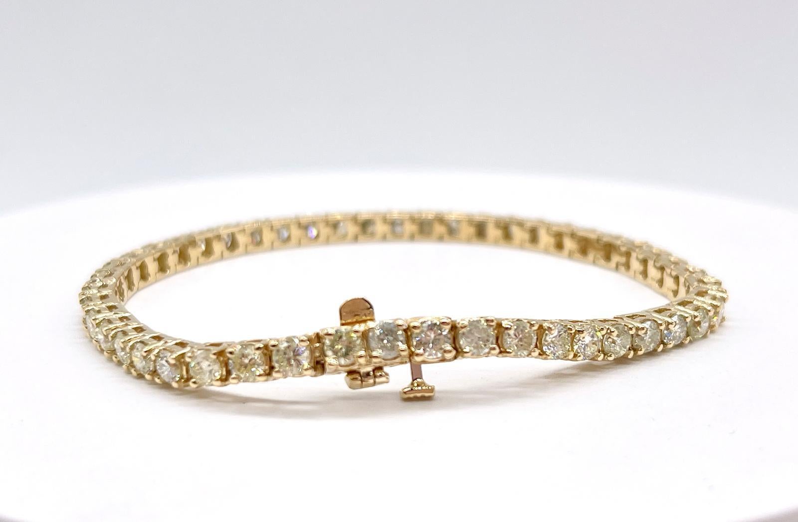 Bellissimo bracciale tennis di qualità, con diamanti bianchi taglio brillante ed eccellente lucentezza!

Oro giallo 14k, stile classico a quattro punte per la massima brillantezza della luce. 

Lunghezza: 7 pollici
Colore: H
Chiarezza: VS
Larghezza: