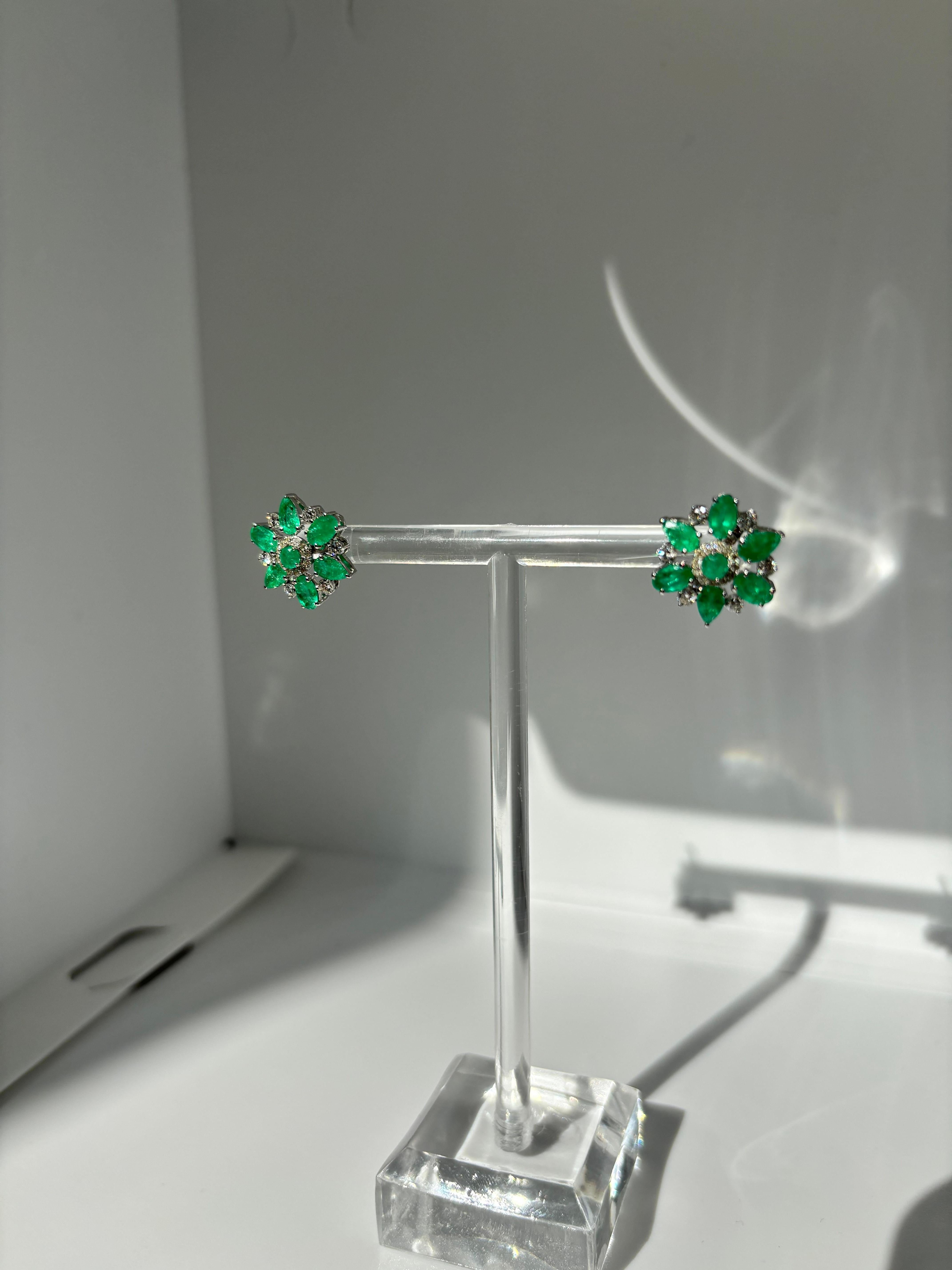 Total Weight : 4.26 grams
Total Diamond Weight : 0.54 carats
Total Colombian Emerald Weight : 2.41 carats

Radiate elegance with these stunning star-shaped earrings, adorned with 2.95 carats of natural diamonds and a brilliant array of 14 Colombian