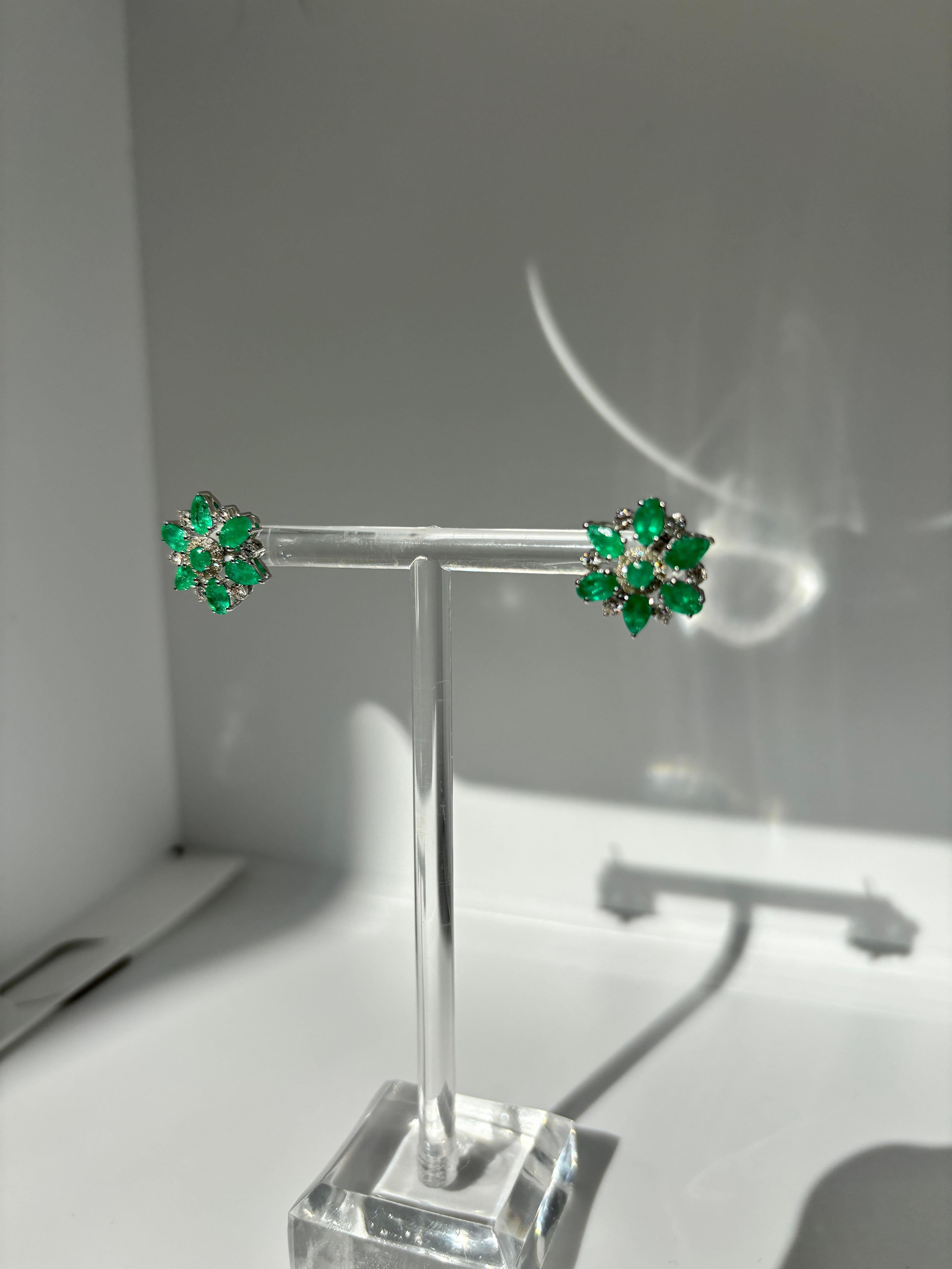 Modern 2.95 Carat Natural Diamonds and Colombian Emerald Star Earrings in 14 Karat Gold For Sale