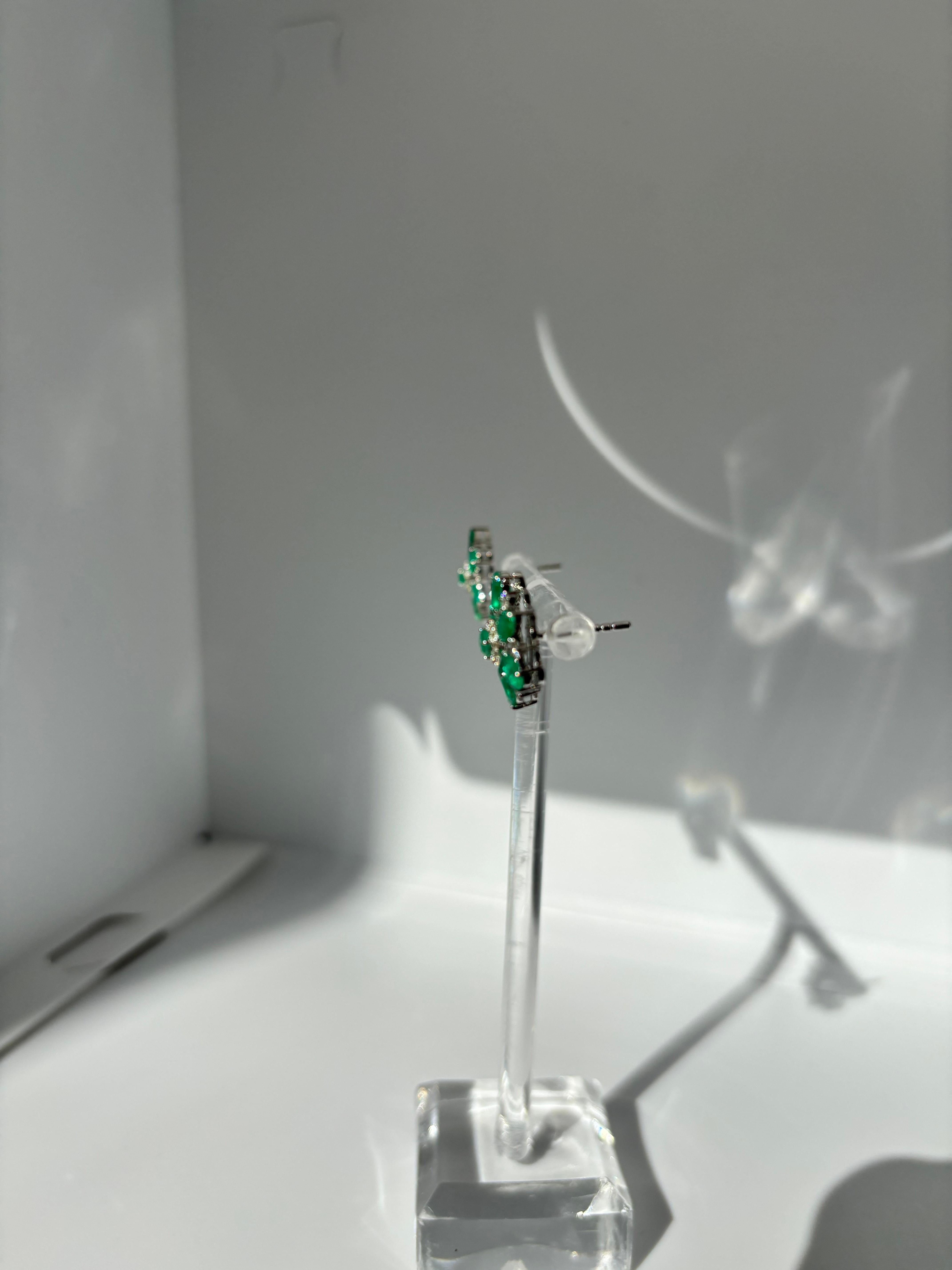 Oval Cut 2.95 Carat Natural Diamonds and Colombian Emerald Star Earrings in 14 Karat Gold For Sale