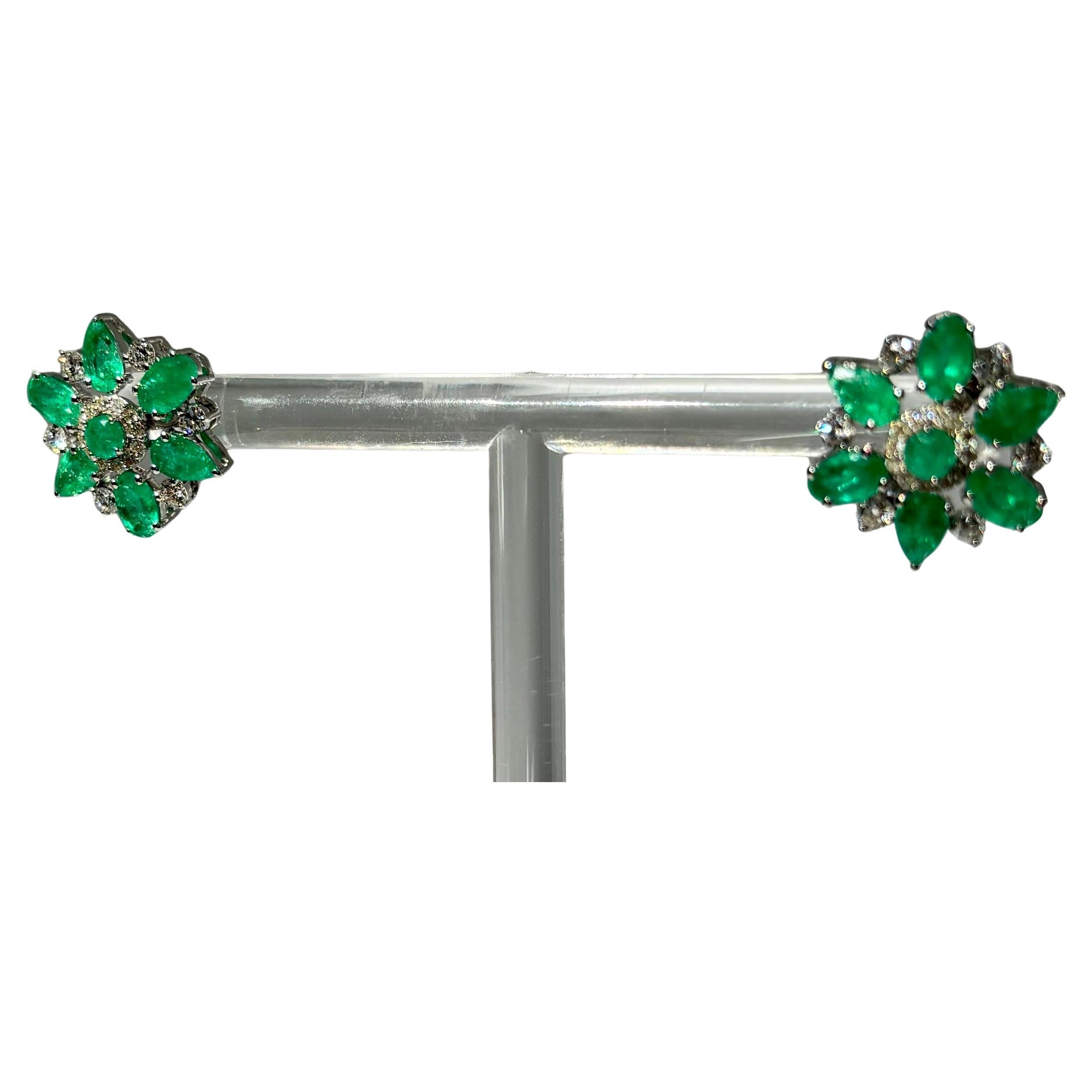 2.95 Carat Natural Diamonds and Colombian Emerald Star Earrings in 14 Karat Gold For Sale