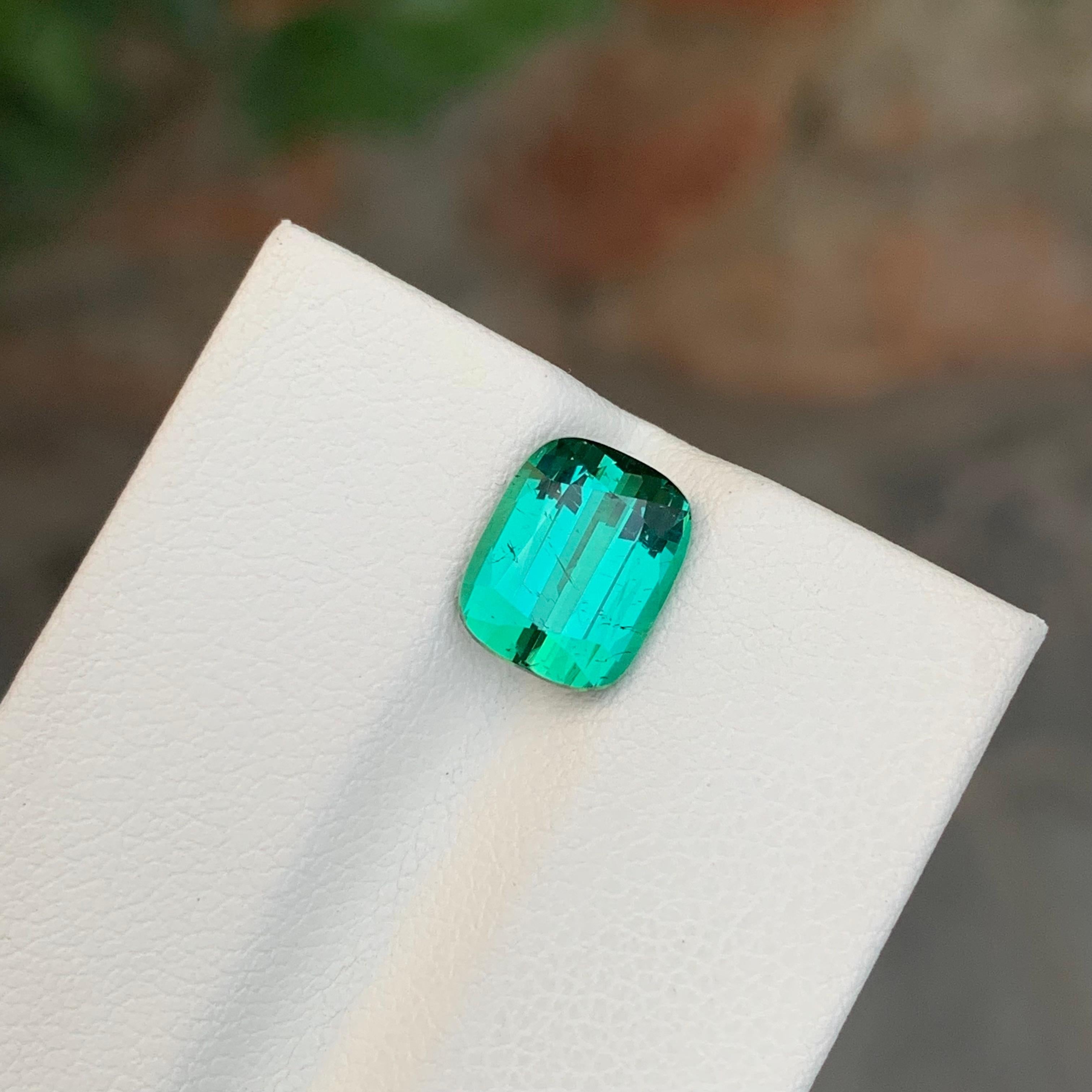 Gema natural suelta de turmalina verde azul de 2.95 quilates en forma de cojín en Nuevo estado para la venta en Peshawar, PK
