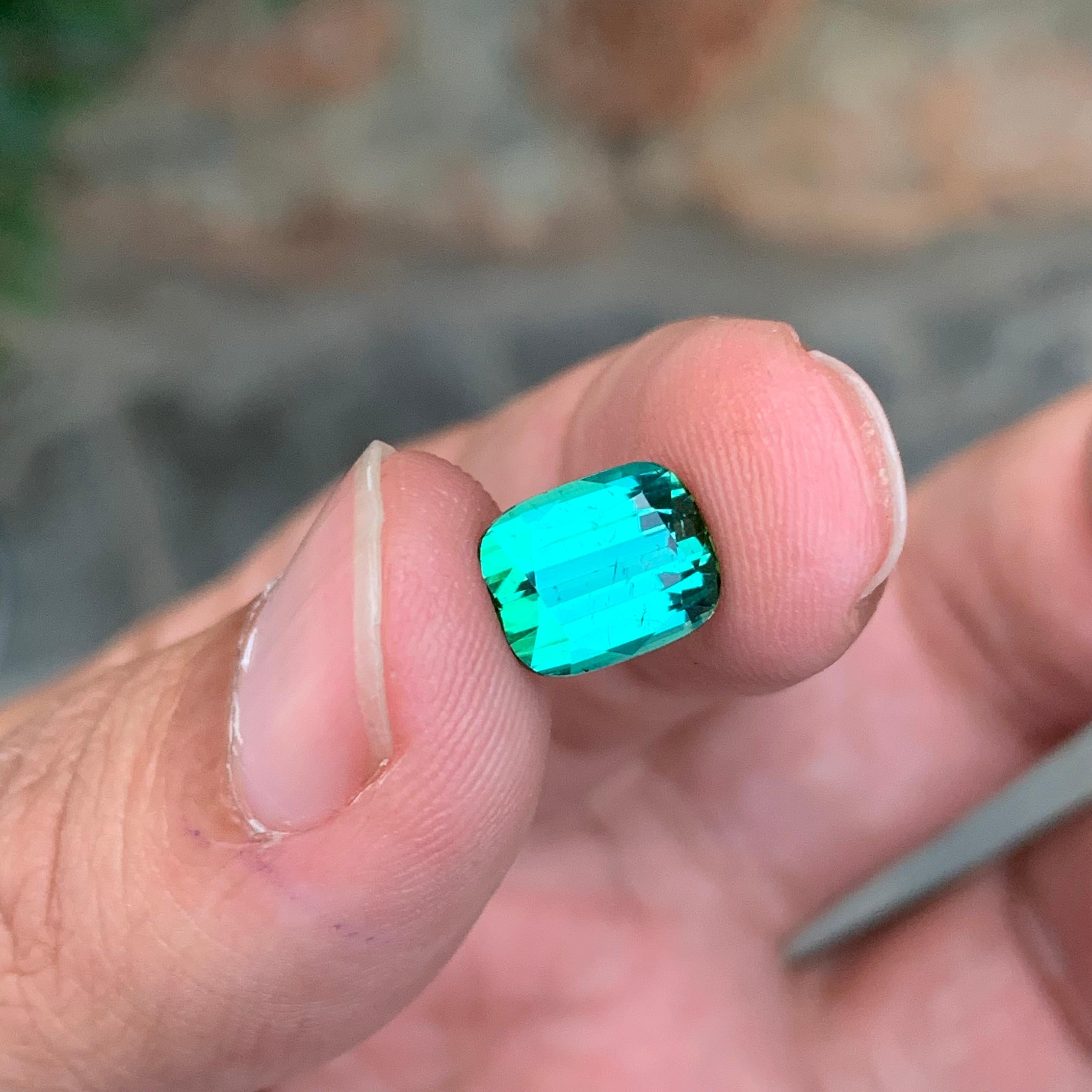 Gema natural suelta de turmalina verde azul de 2.95 quilates en forma de cojín en venta 2