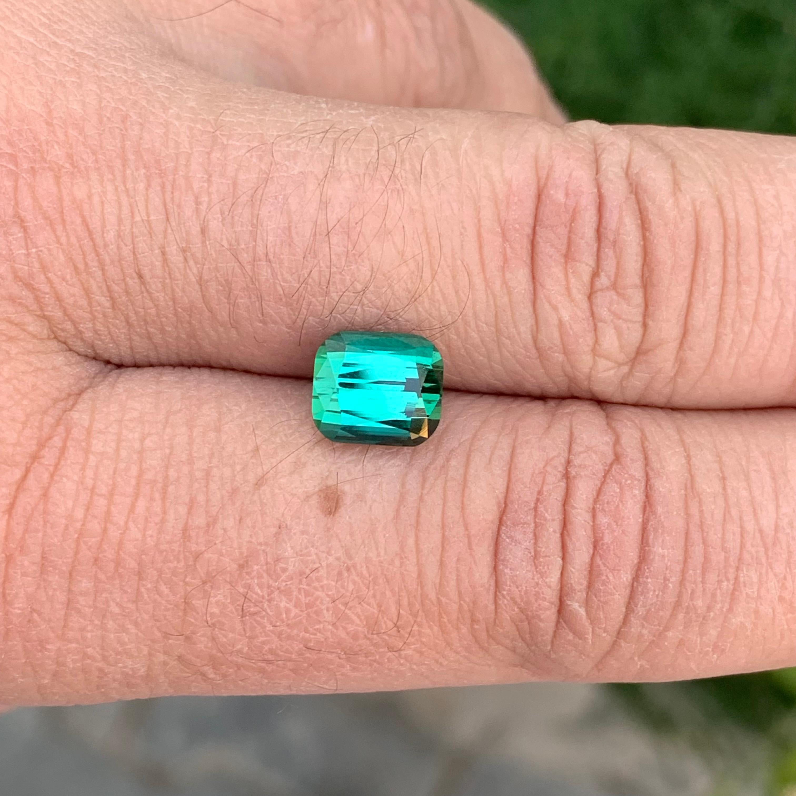 2.95 Carat Natural Loose Blue Green Tourmaline Cushion Shape Gemstone (Tourmaline bleue verte en forme de coussin) en vente 2