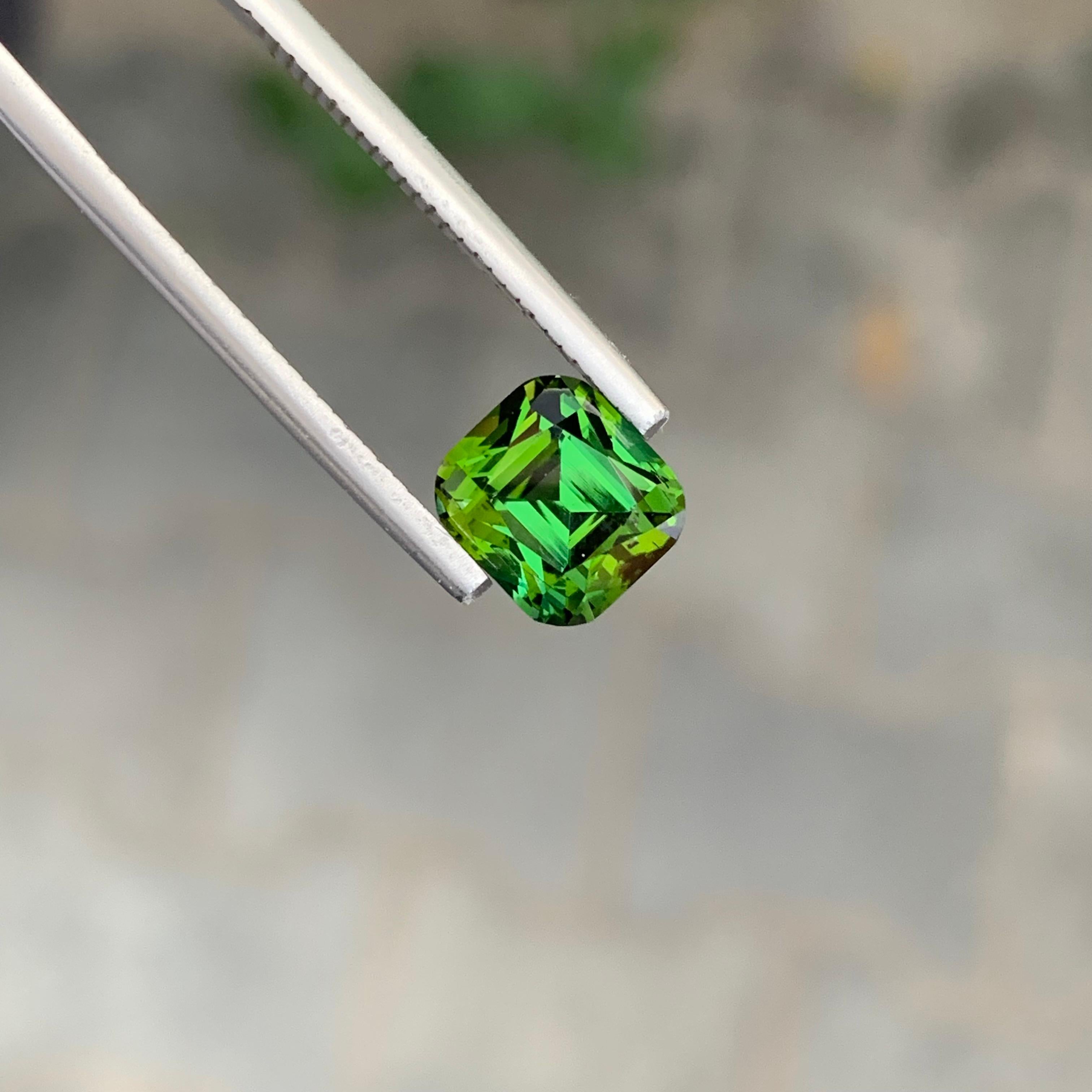 2.95 carati di tormalina verde sciolta naturale a forma di cuscino In condizioni Nuovo in vendita a Peshawar, PK