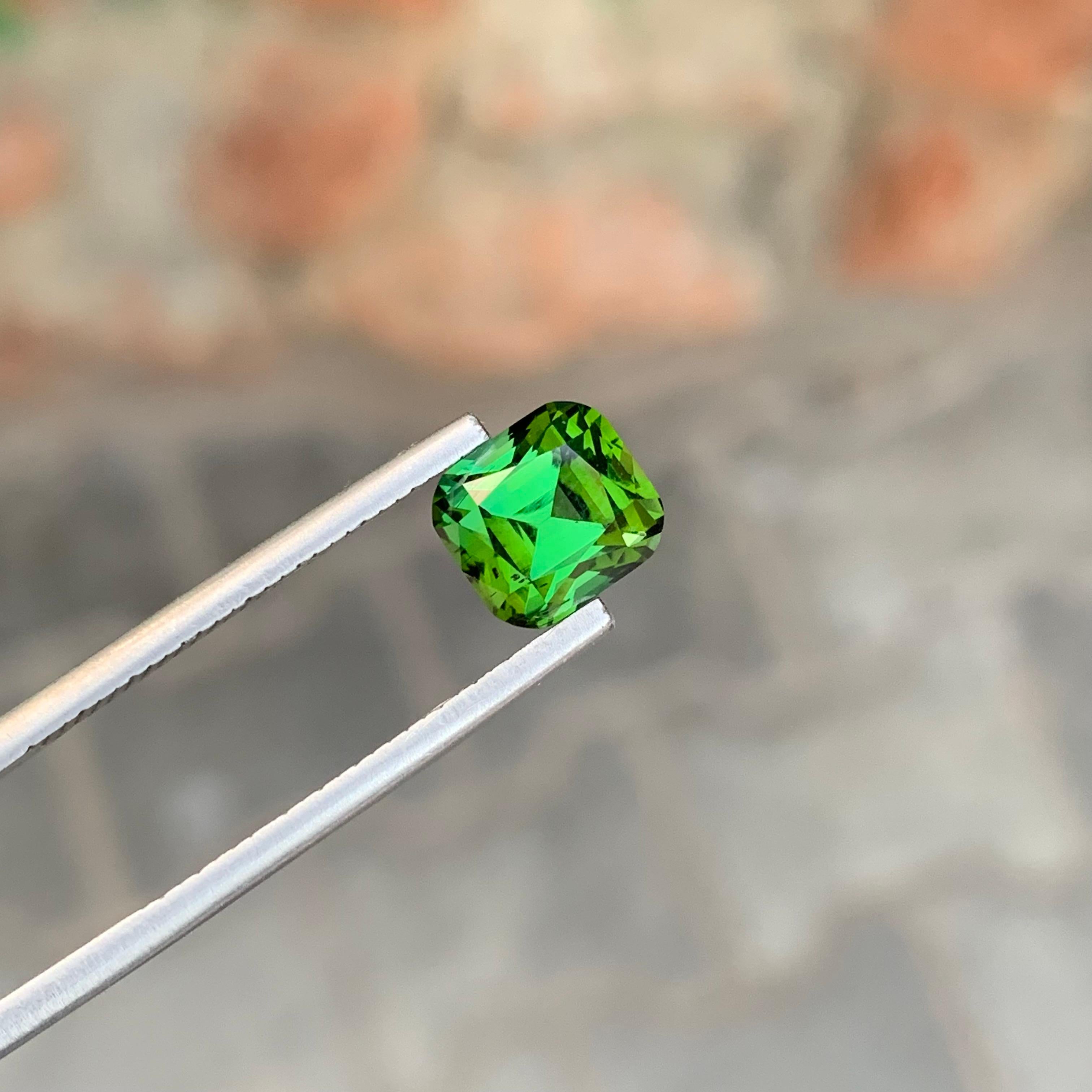 2.95 carati di tormalina verde sciolta naturale a forma di cuscino in vendita 1