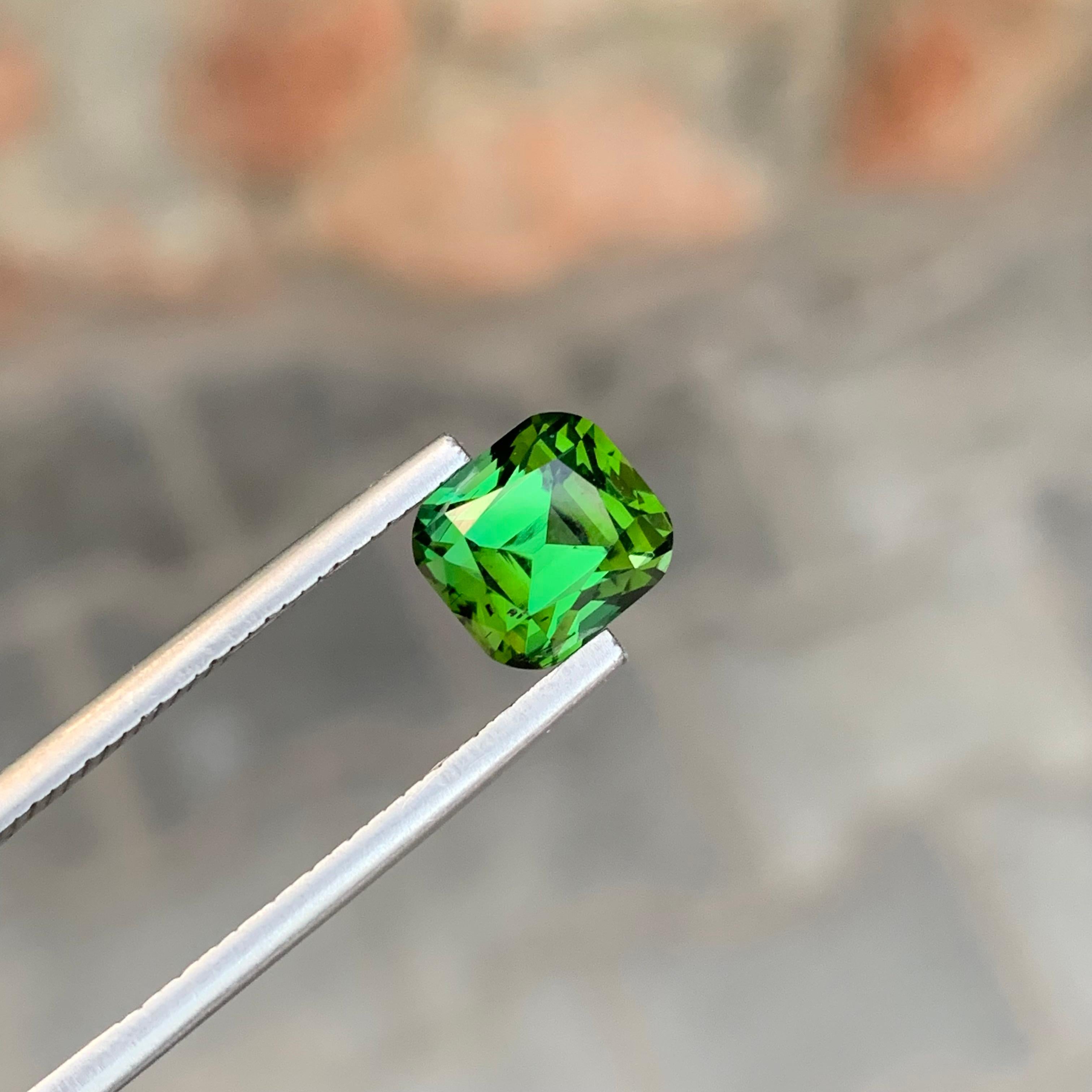2.95 carati di tormalina verde sciolta naturale a forma di cuscino in vendita 2
