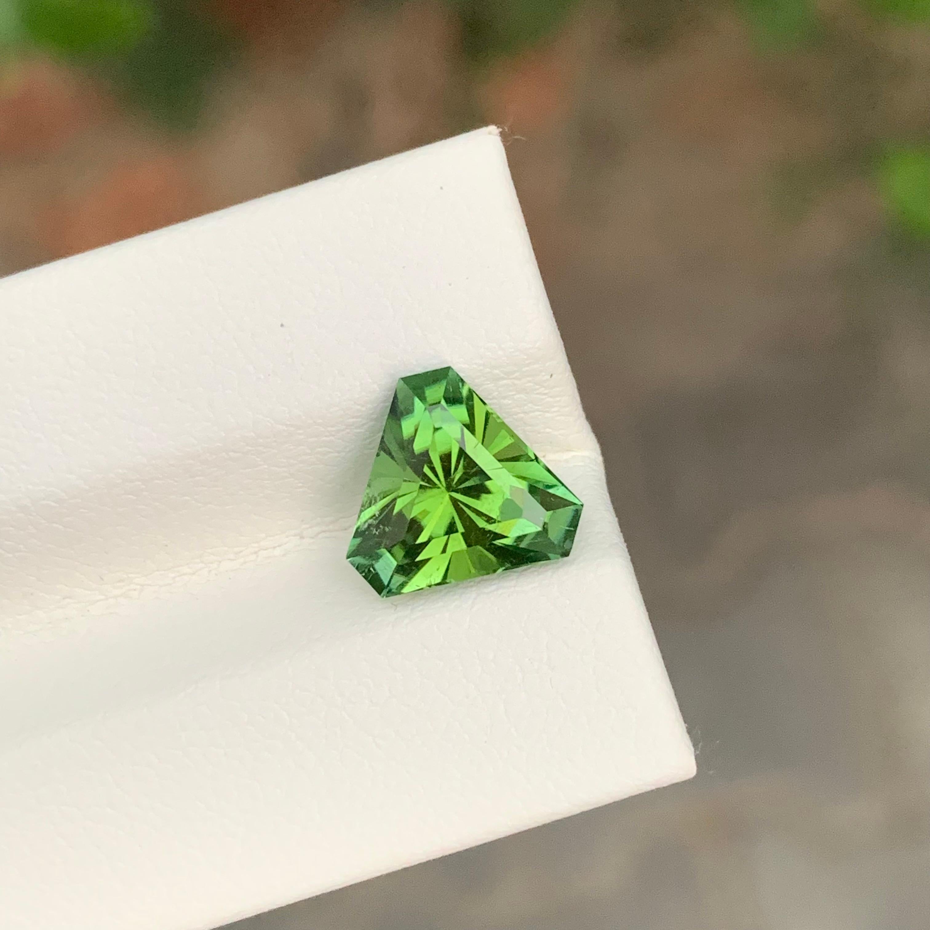 2,95 carati di tormalina verde naturale sfusa con taglio a trilione in vendita 5