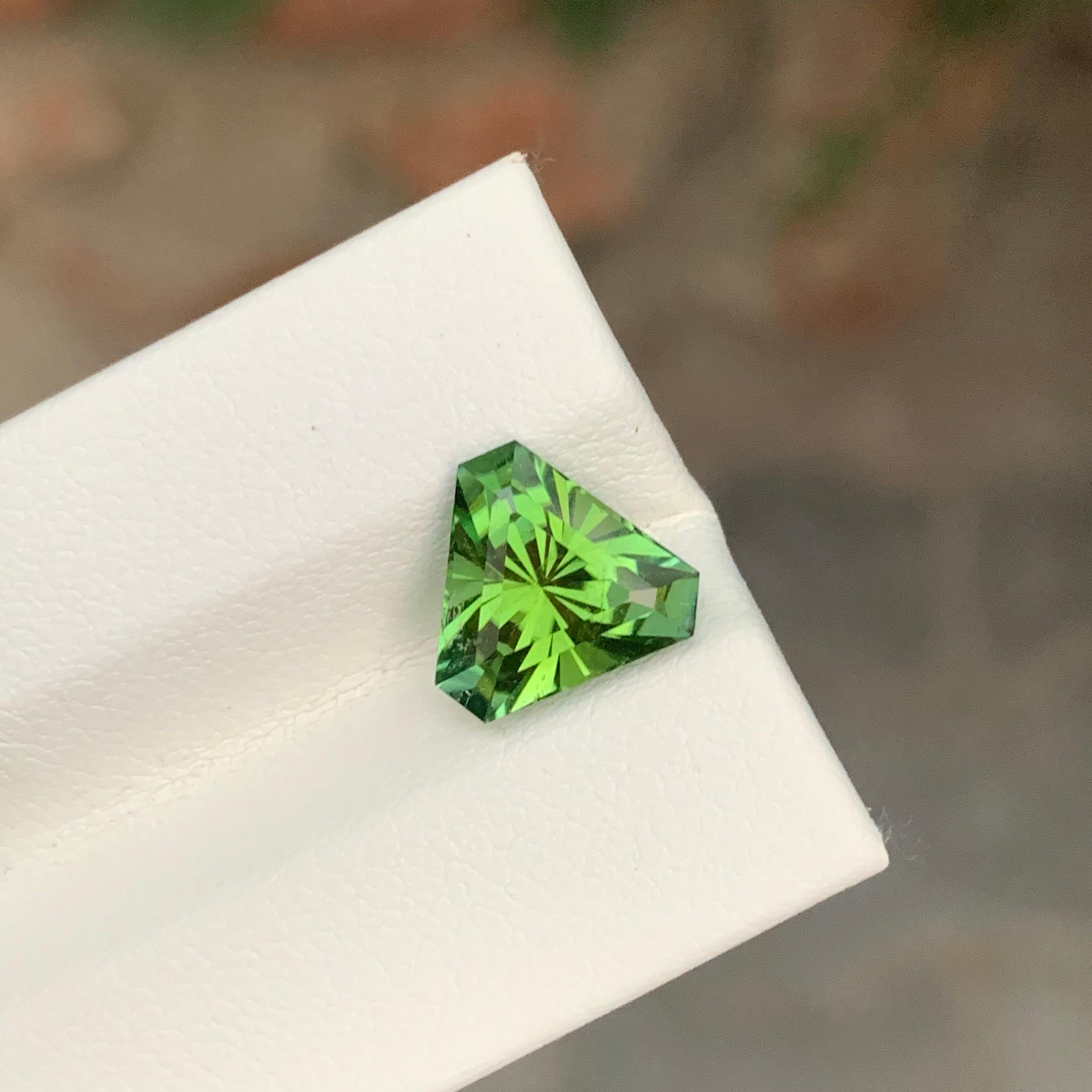Arts and Crafts 2,95 carati di tormalina verde naturale sfusa con taglio a trilione in vendita