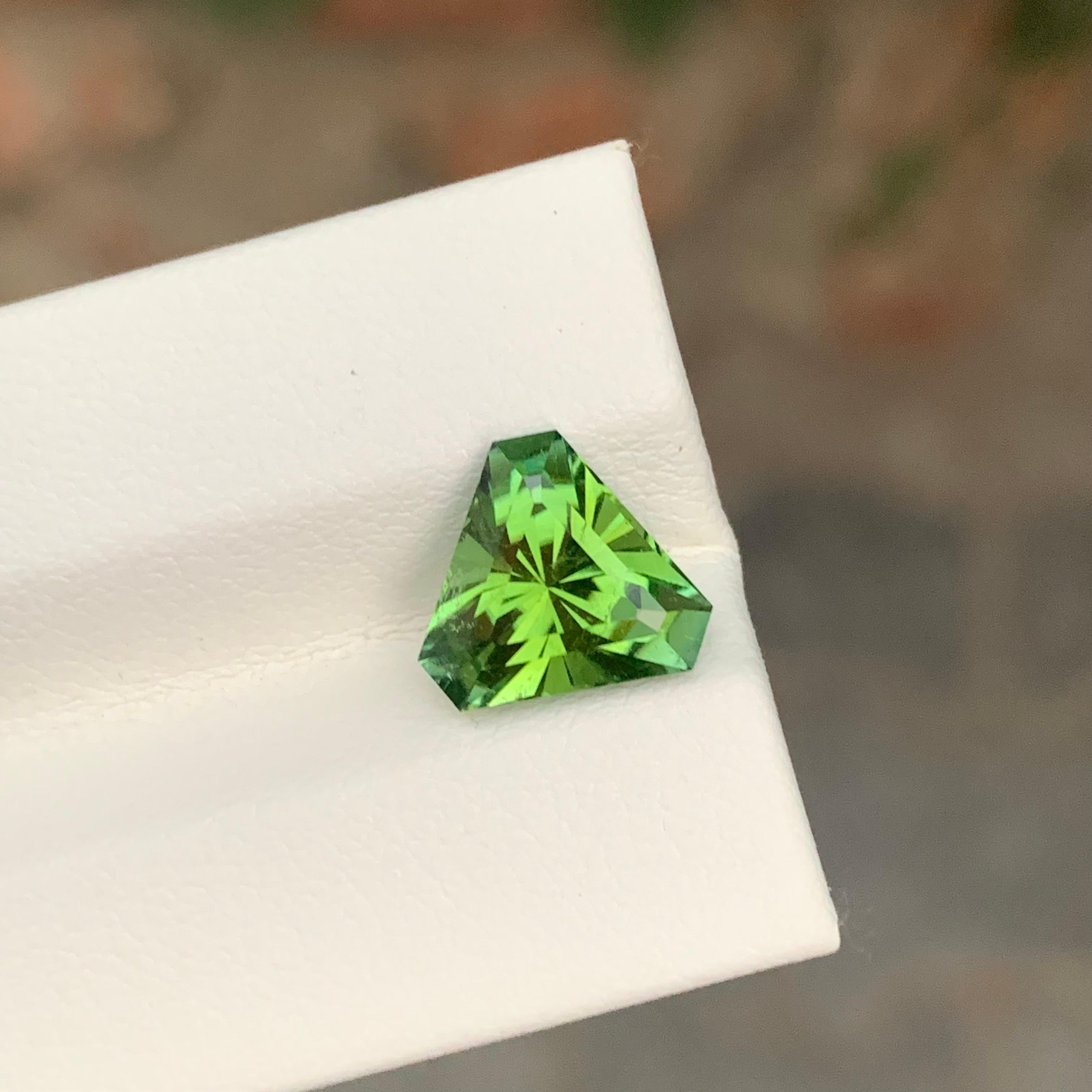 Taglio trillion 2,95 carati di tormalina verde naturale sfusa con taglio a trilione in vendita