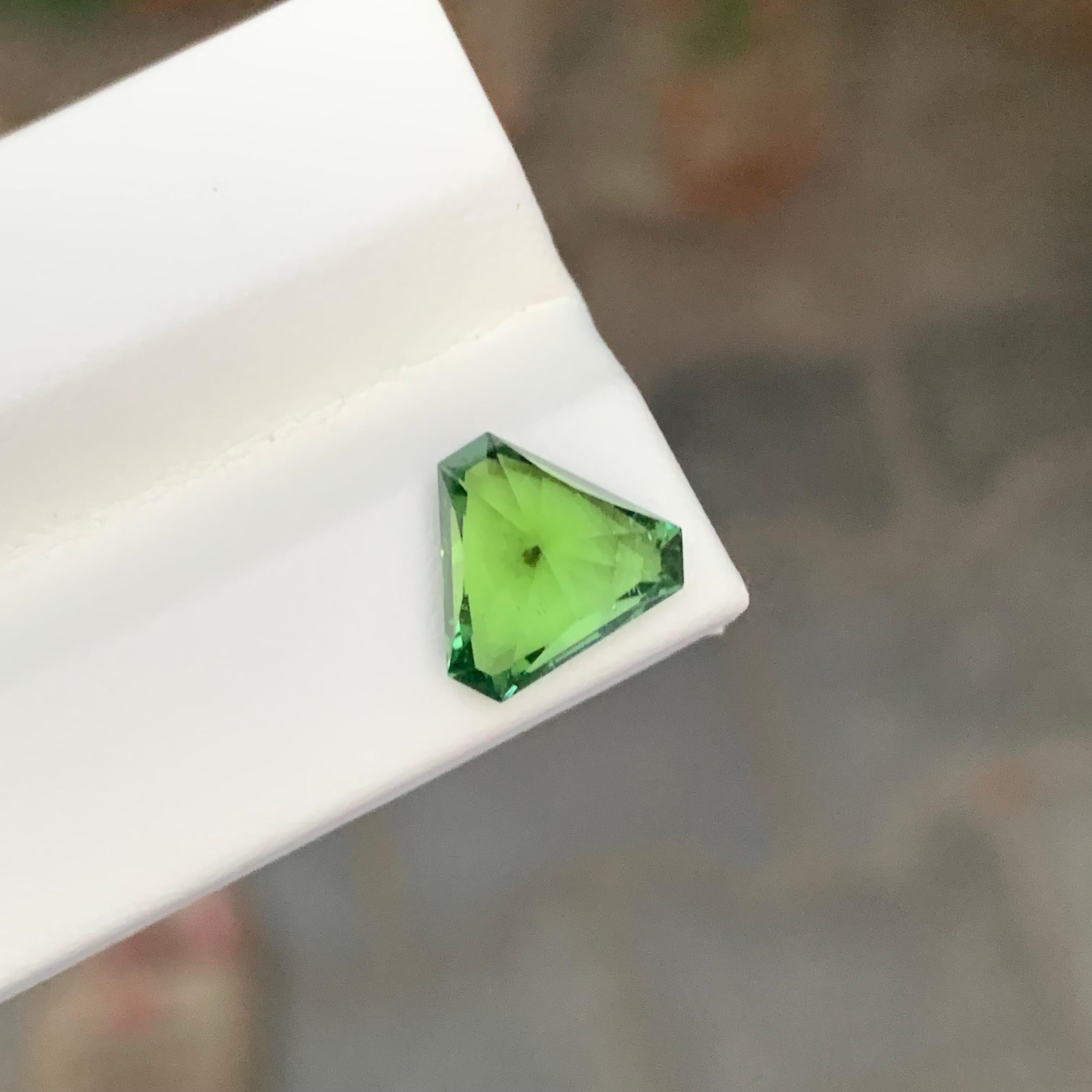 2,95 carati di tormalina verde naturale sfusa con taglio a trilione in vendita 1