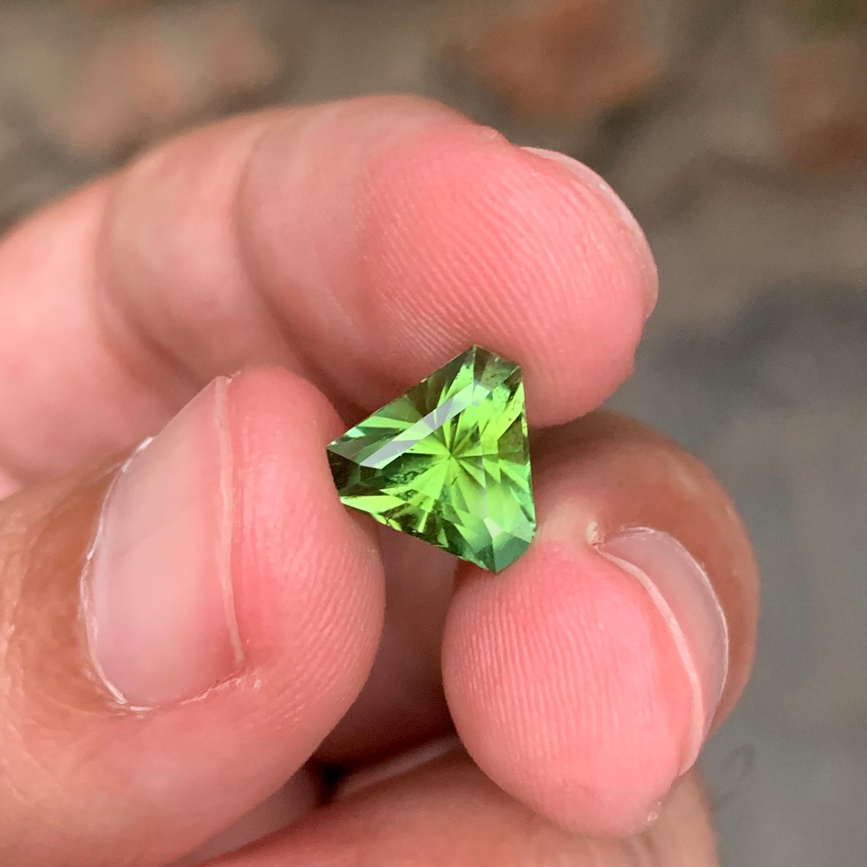 2,95 carati di tormalina verde naturale sfusa con taglio a trilione in vendita 2